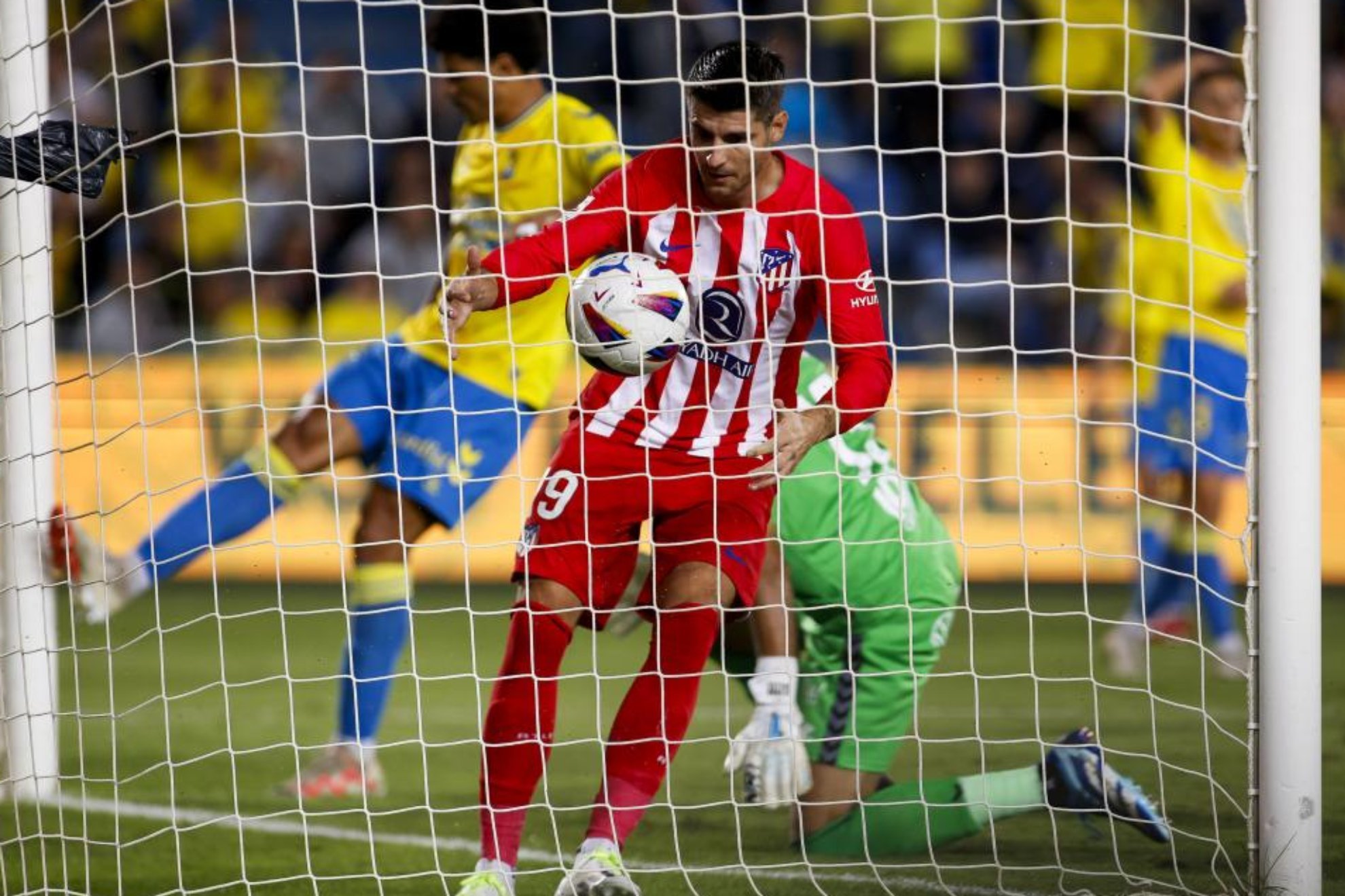 Morata recoge el gol de la red tras marcar ante Las Palmas