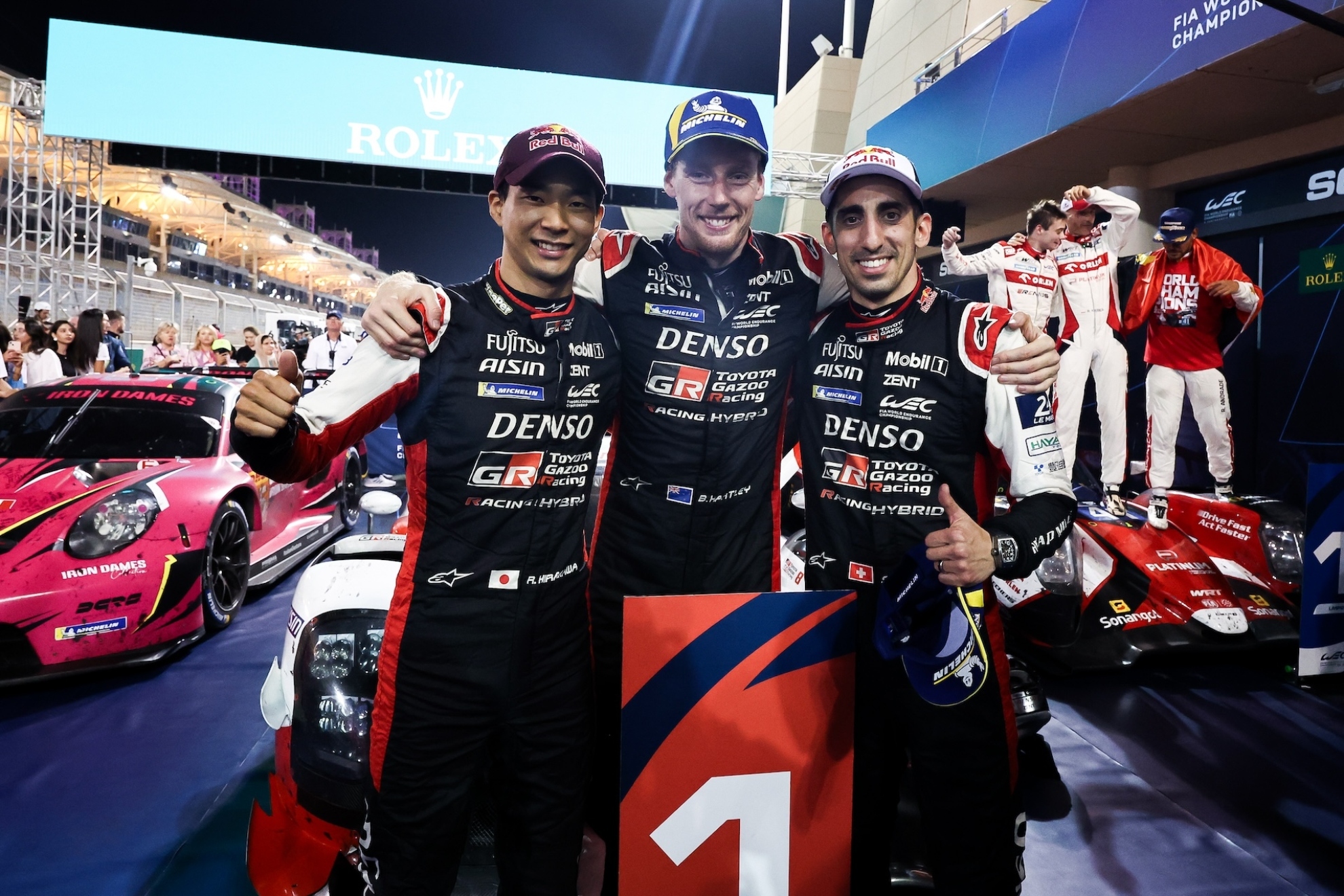 Buemi, Hirakawa y Hartley celebran el título tras ganar las 8 Horas de Bahrein.