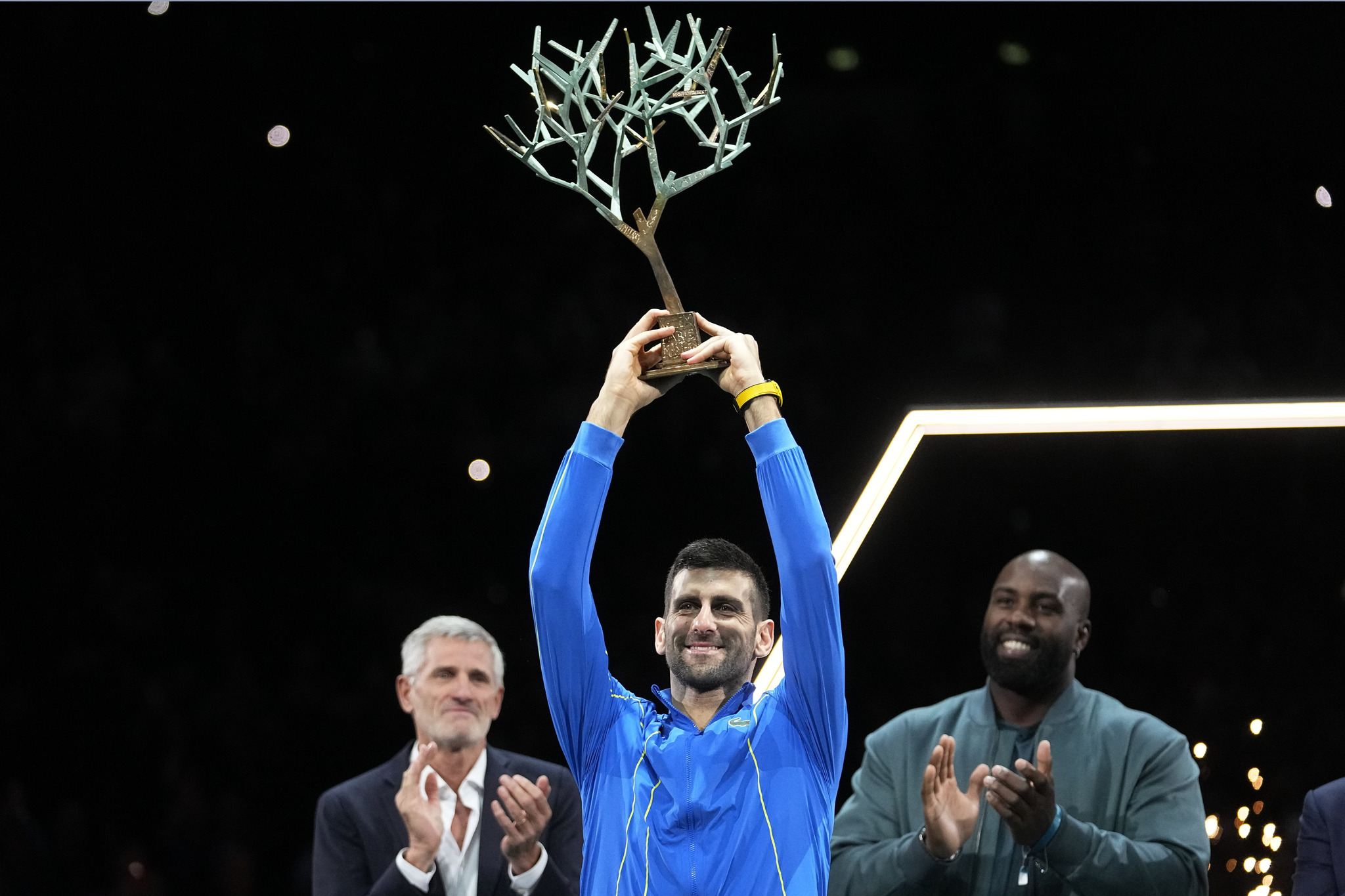 Djokovic, con el trofeo de campen de Bercy