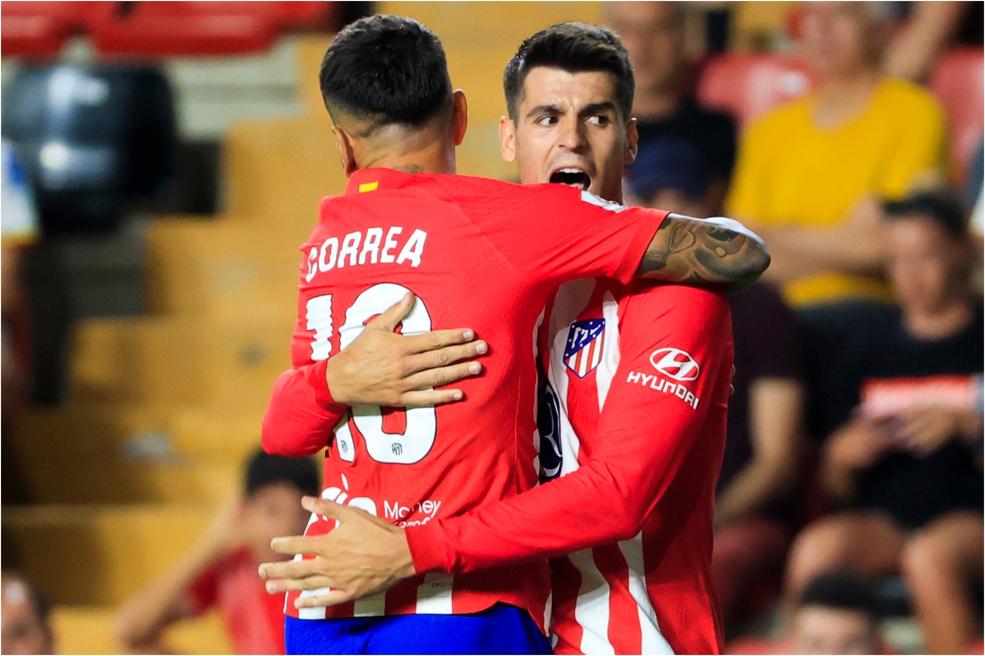 Correa y Morata se abrazan tras marcar un gol.