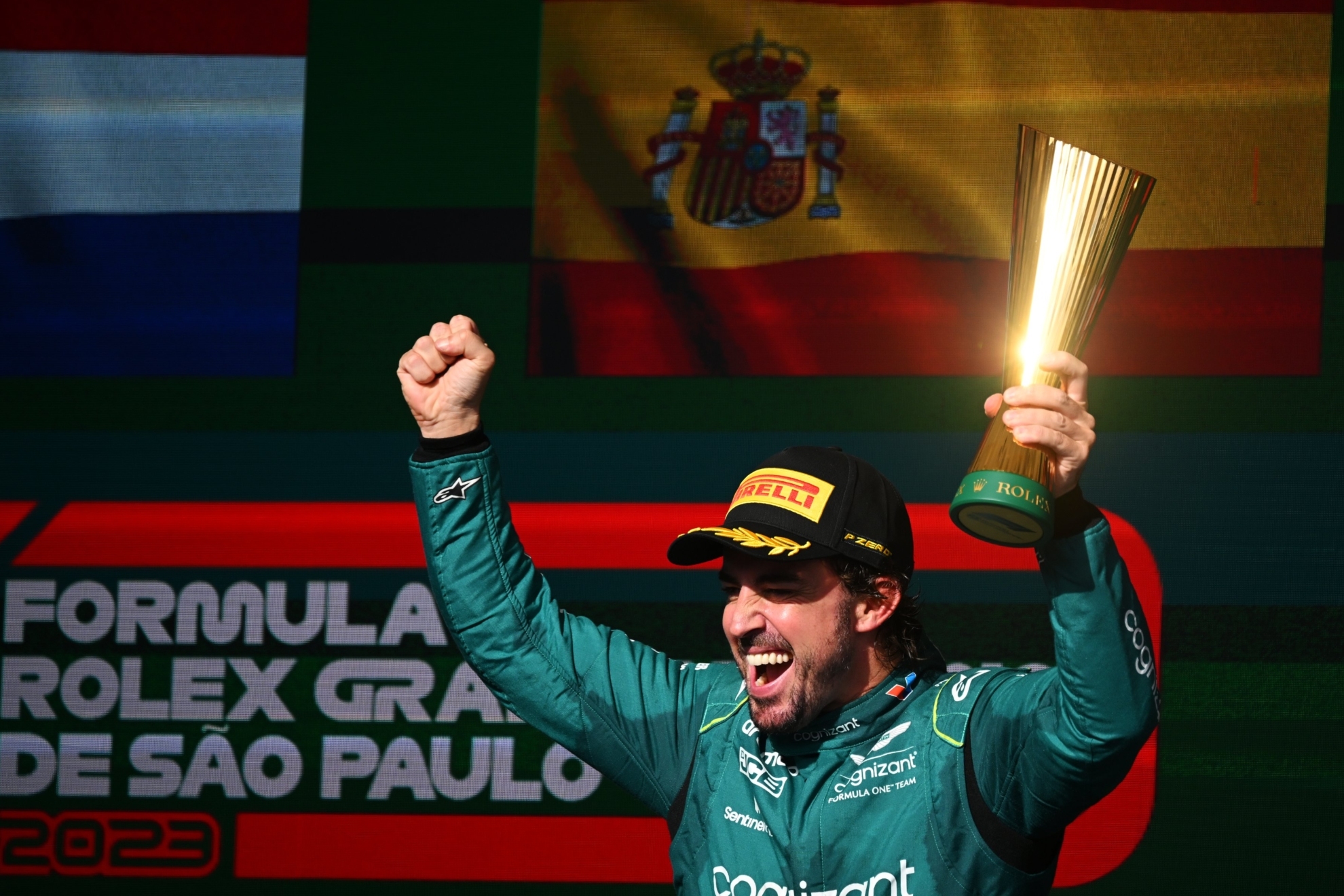Alonso, eufórico, celebra su tercer puesto en Brasil.