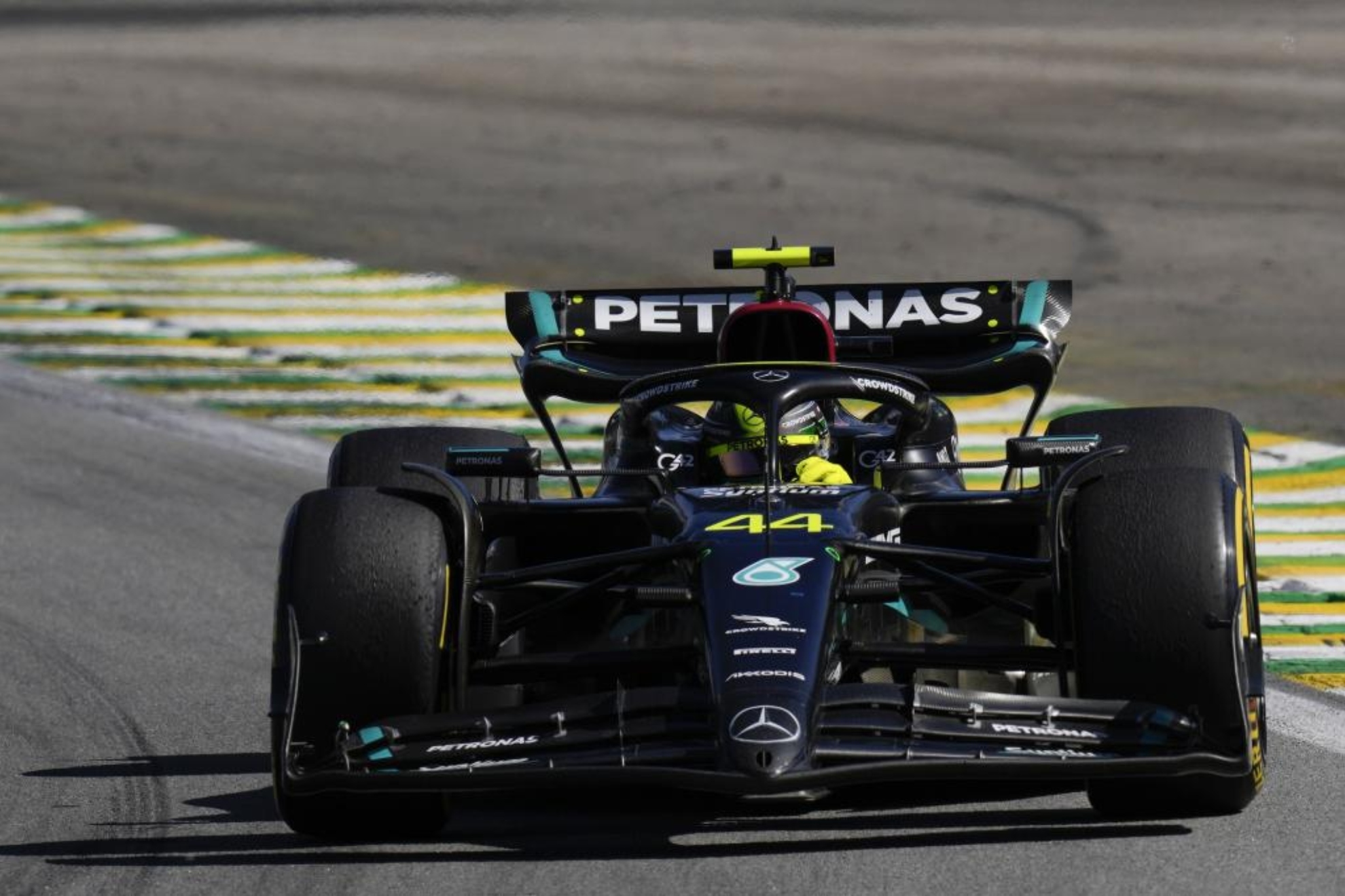 Lewis Hamilton, con el Mercedes en Brasil.