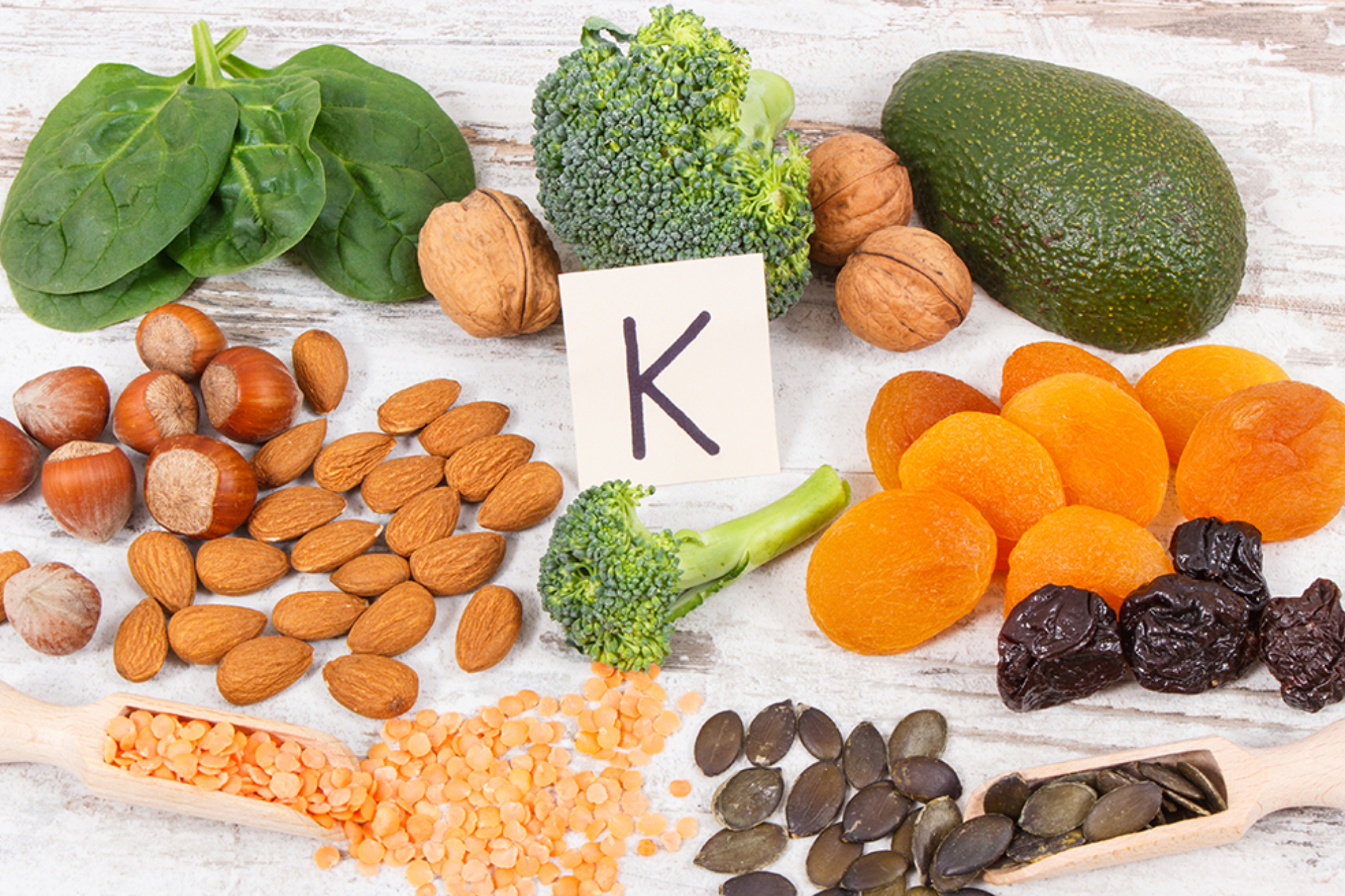 ¿Para qué sirve la vitamina K y qué alimentos la contienen?