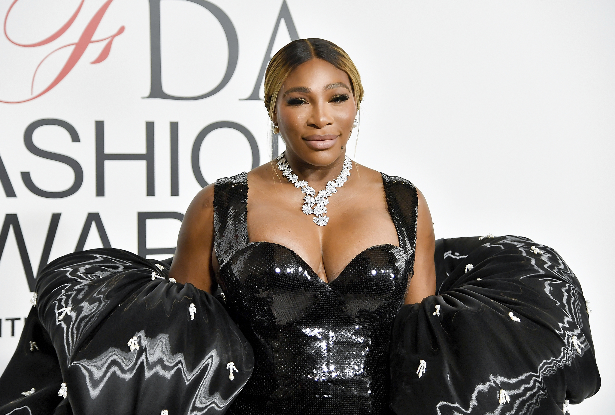 Serena Williams honored as 'fashion icon' at fashion industry's big awards night