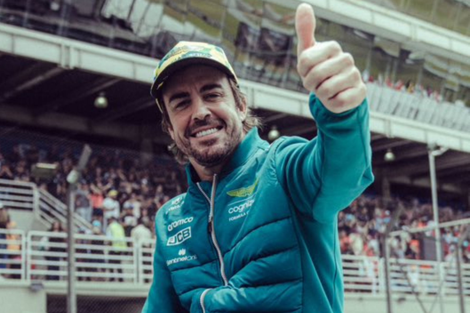 Alonso levanta el pulgar en el trazado de Interlagos.