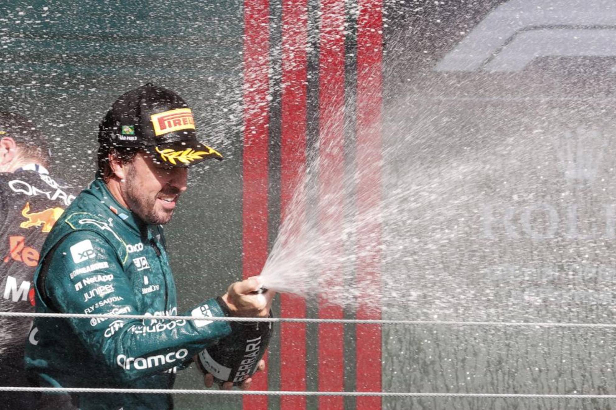 Alonso, celebrando con el espumoso en el podio del GP de Brasil.