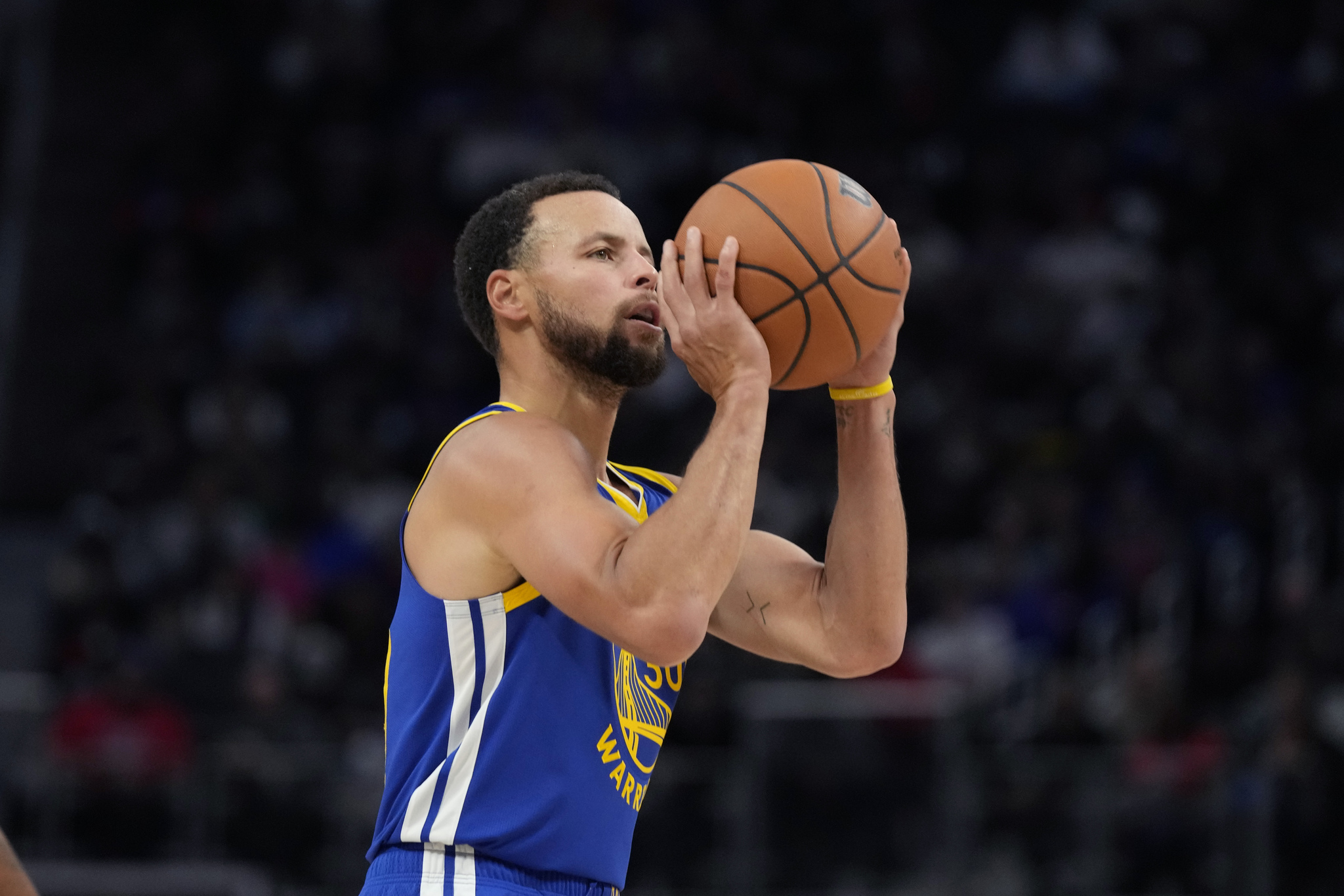 Stephen Curry vuelve a tener un inicio de temporada extraordinario