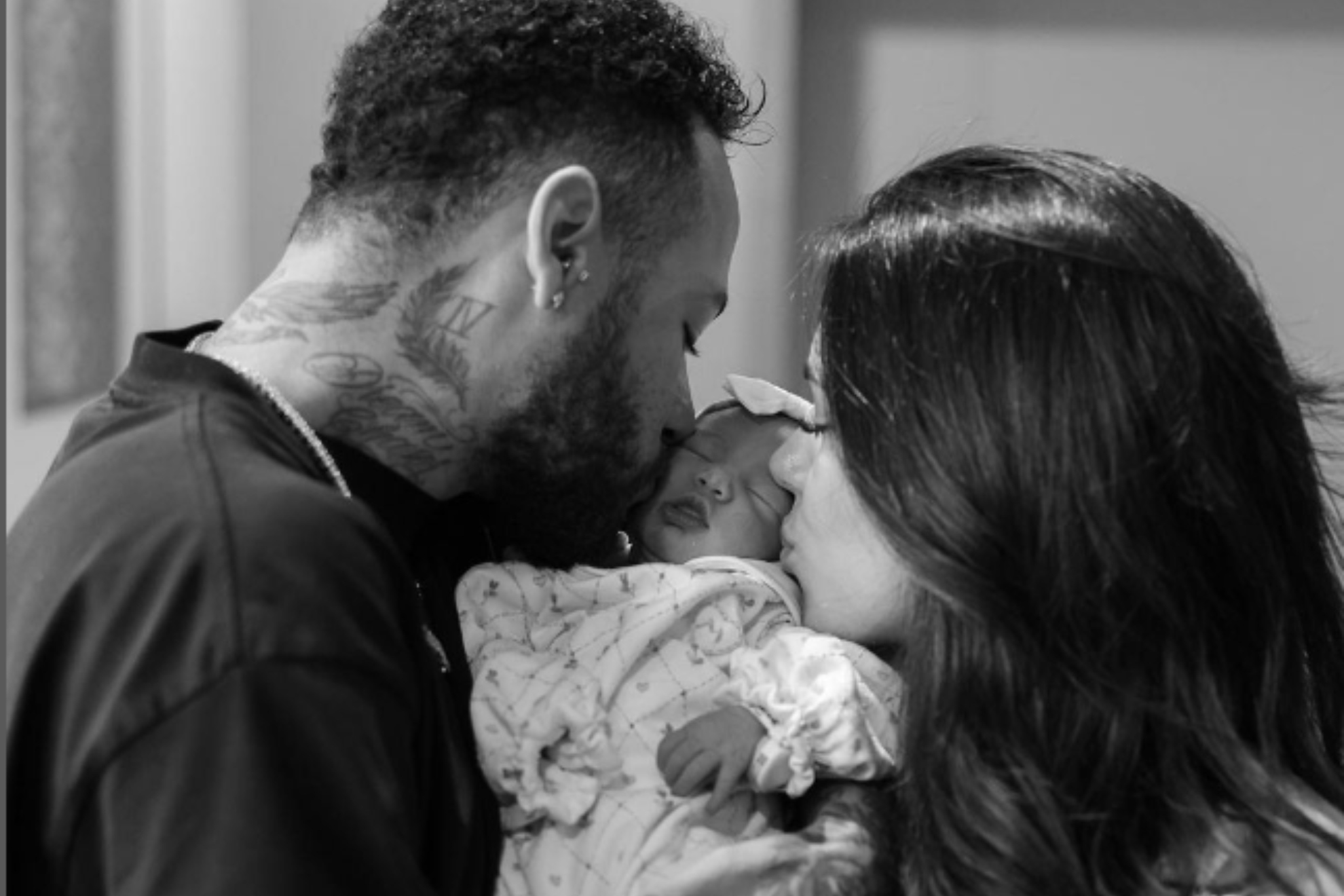 Neymar, besando a su pequeña Mavie junto a su pareja, Bruna Biancardi.