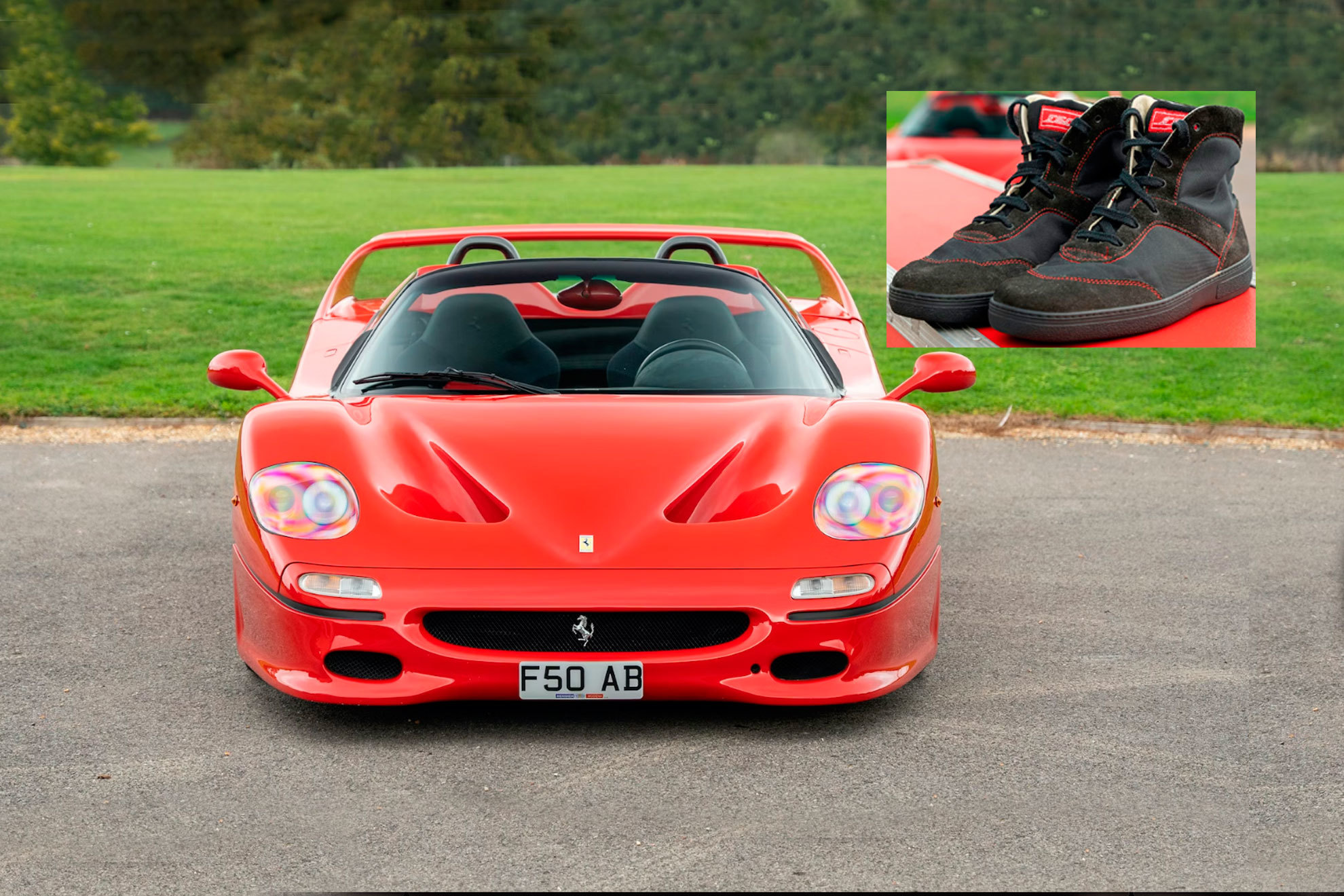 En el coche se guardan las botas que Ferrari regal al cantante.