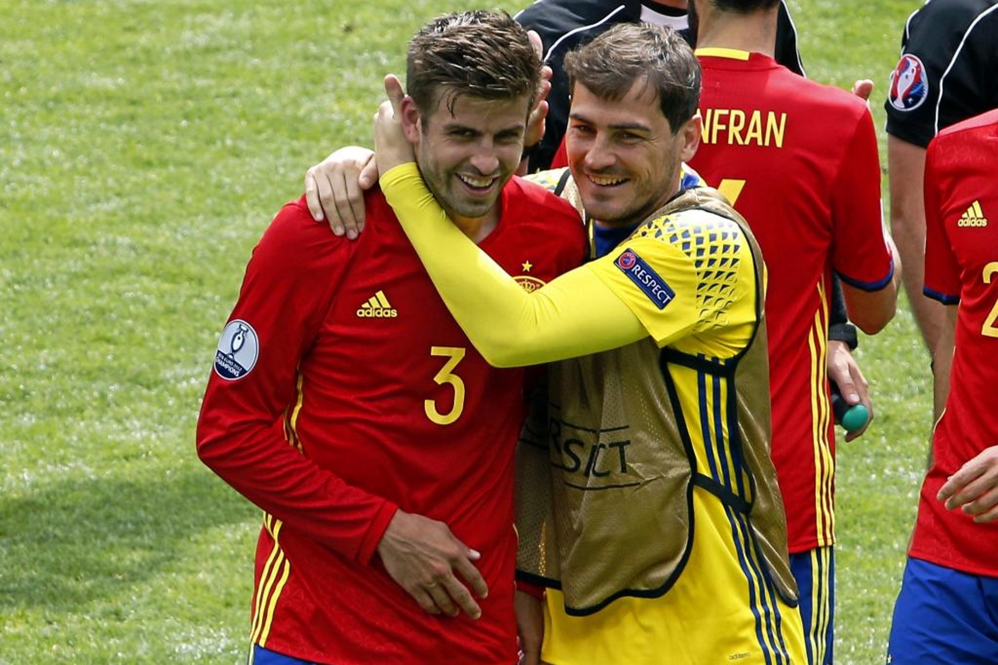 Piqu� y Casillas, durante un partido de la Eurocopa 2016.