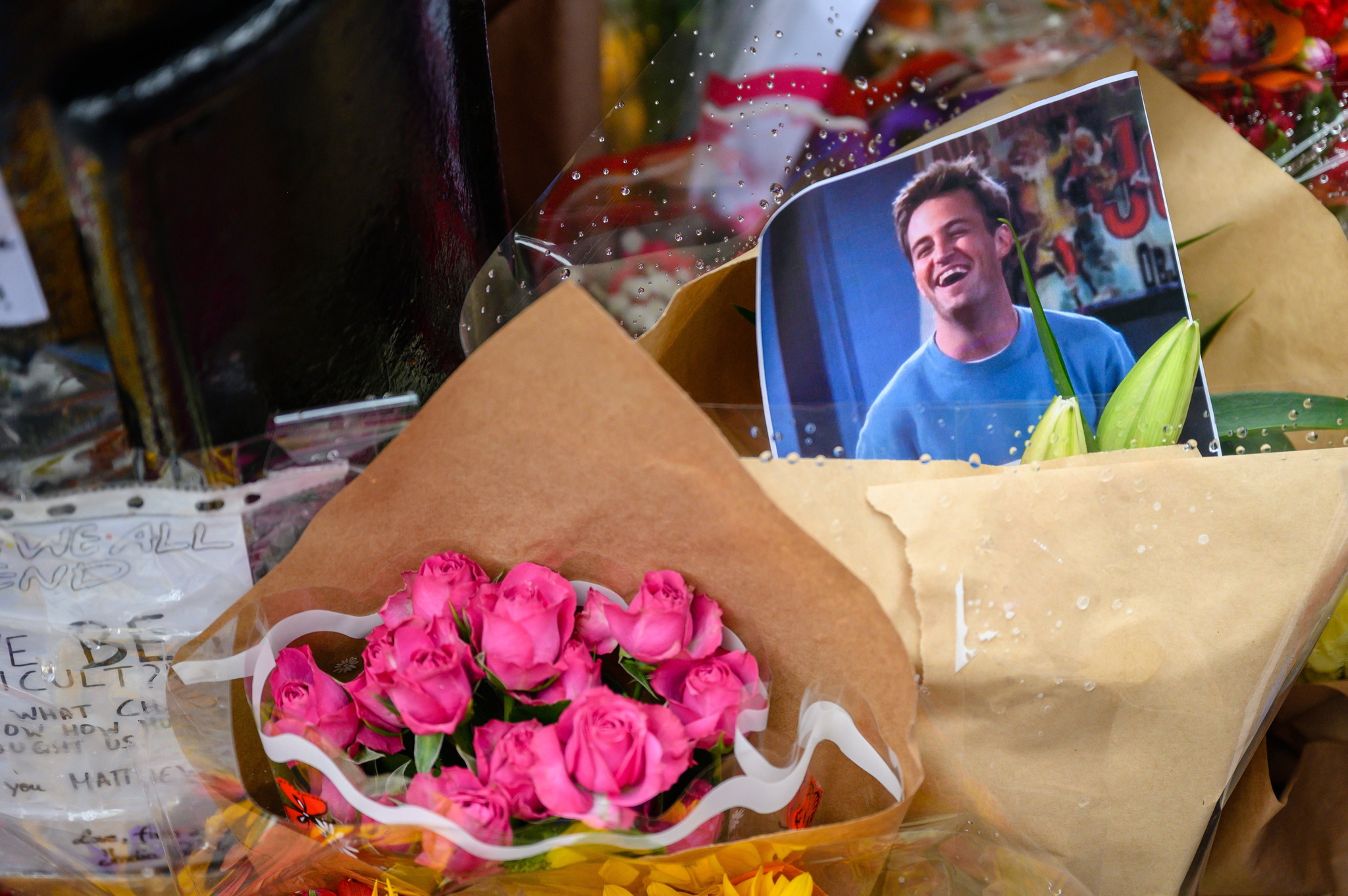 New York (United States), 30/10/2023.- A makeshift memorial for US actor Matthew Perry outside the building shown in exterior shots of the television show 'Friends', in New York, USA, 30 October 2023 (Issued on 31 October 2023).