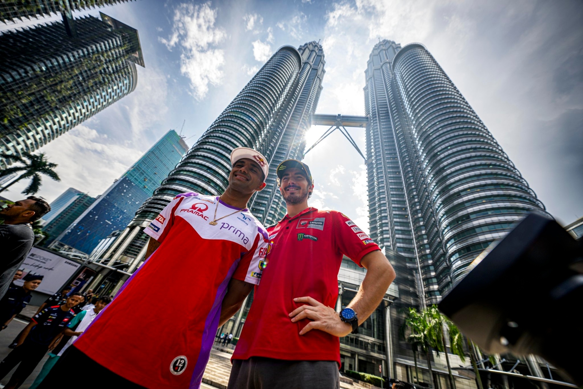 Jorge Martín y Pecco Bagnaia, en las Torres Petronas de Kuala Lumpur.