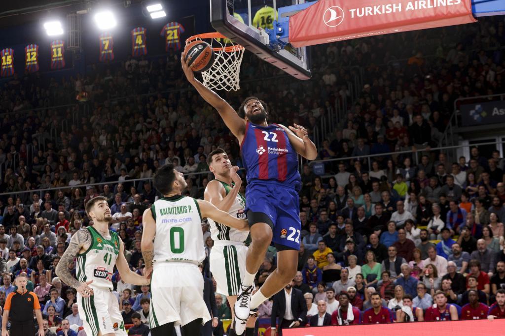 Jabari Parker hace una bandeja en el partido ante el Panathinaikos.