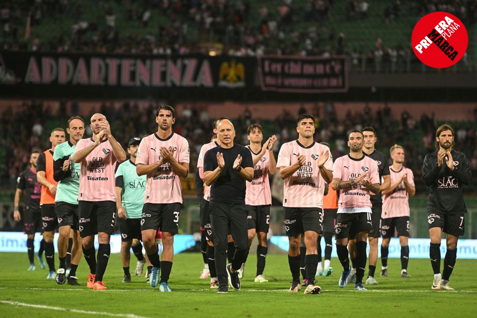 Los jugadores del Palermo saludan a su hinchada.