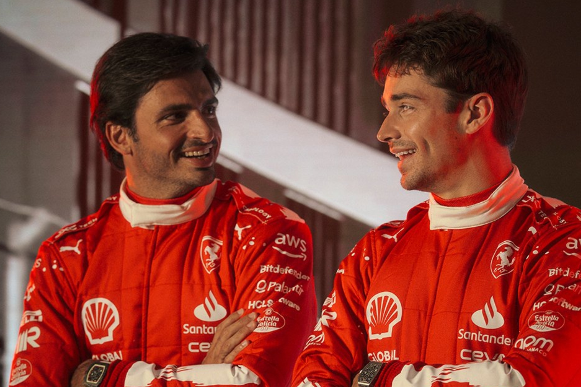 Carlos Sainz y Charles Leclerc con los monos que llevarán en el GP de Las Vegas