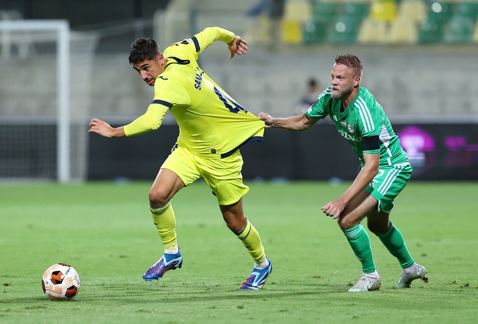 Sundgren agarra a Comesaña durante el partido Maccabi Haifa - Villarreal, disputado en Chipre a puerta cerrada.