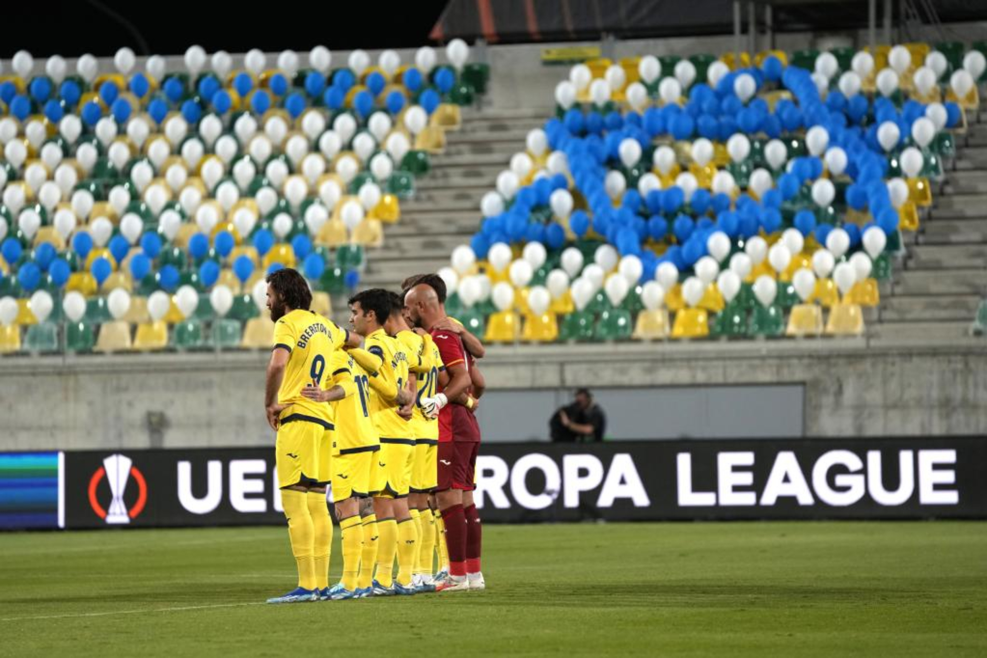 Los jugadores del Villarreal, en el minuto de silencio