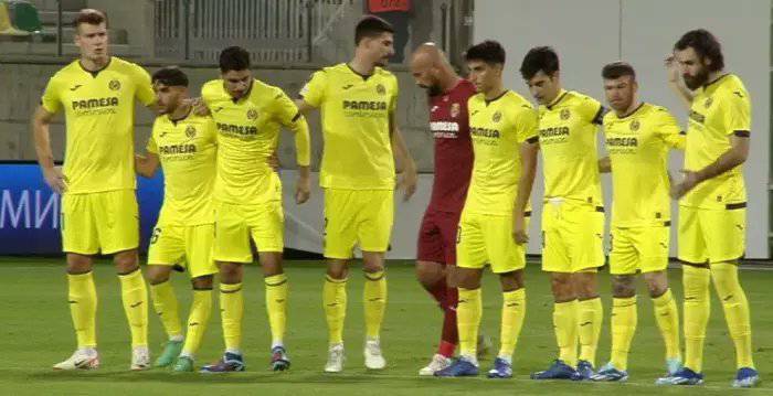 Los nueve futbolistas del Villarreal en el minuto de silencio