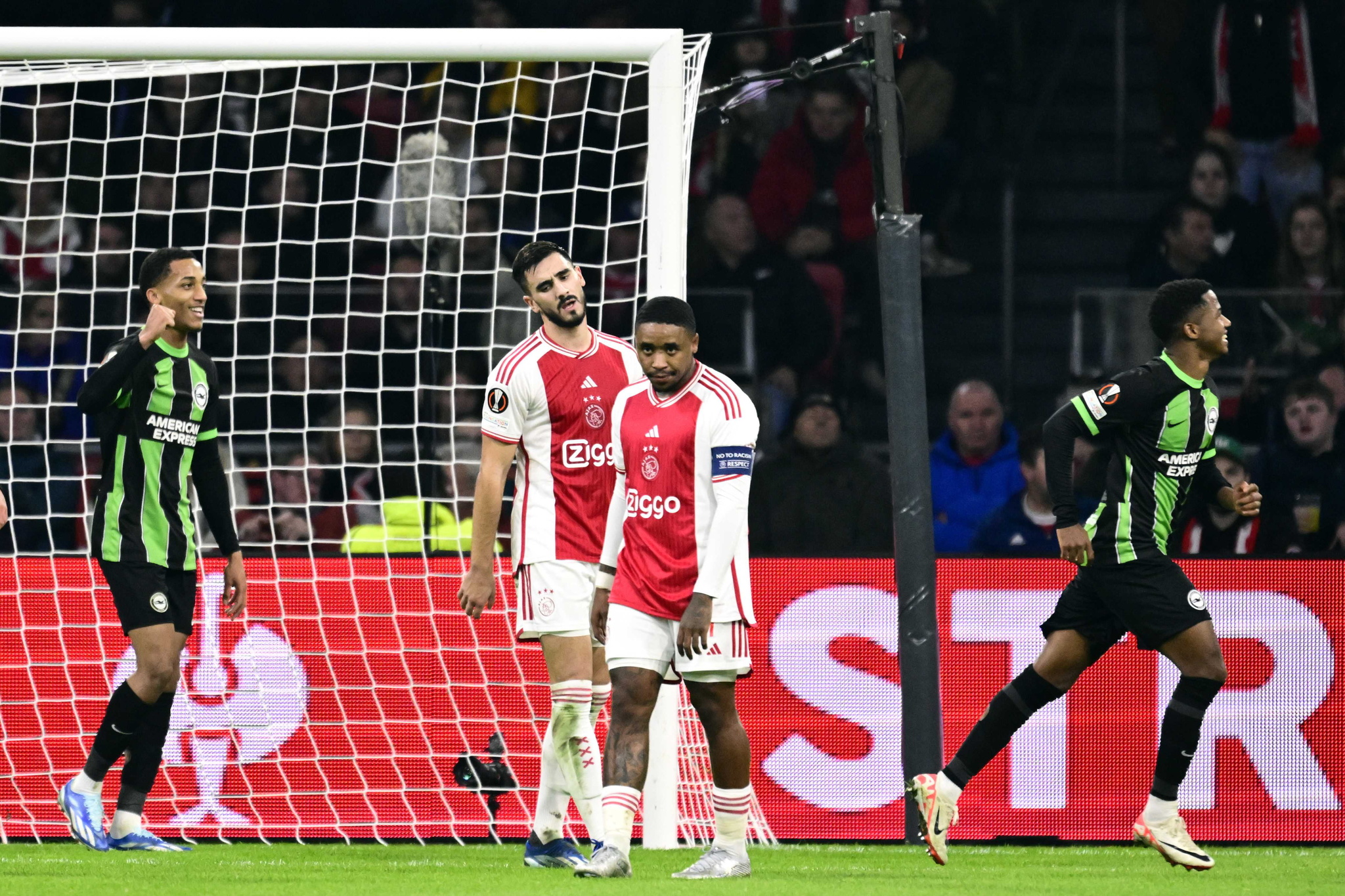 Ansu Fati celebra el 0-1 ante la decepción de los jugadores del Ajax.