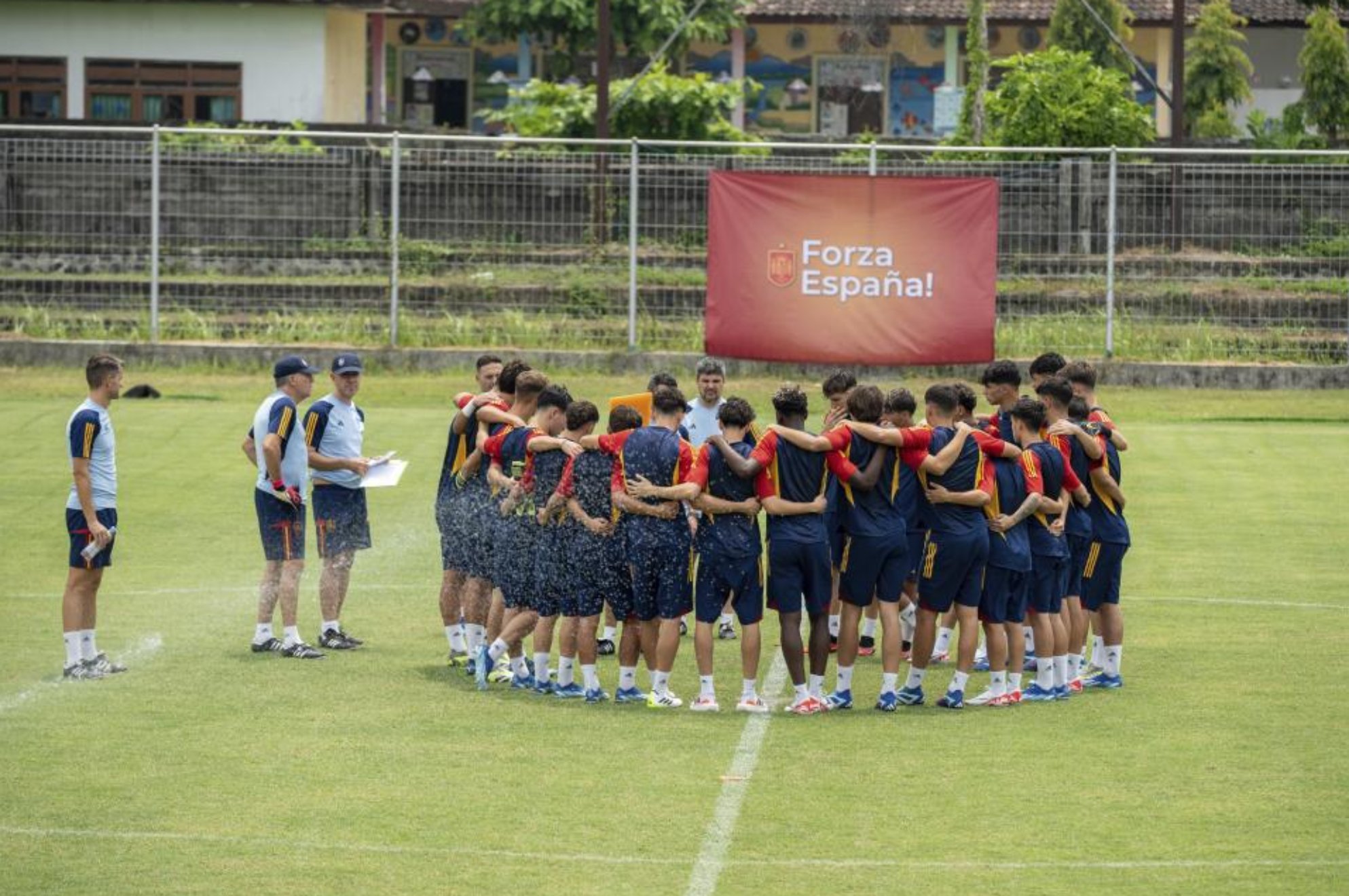 La Selección sub 17 en Indonesia antes de un entrenamiento.
