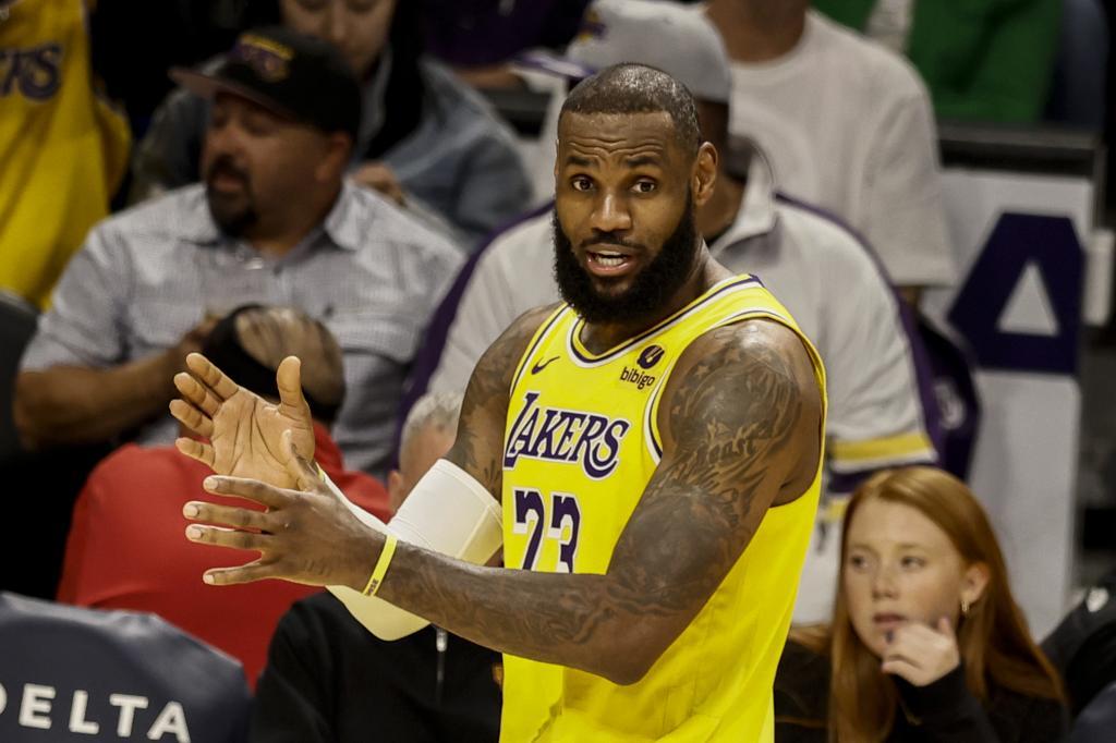 LeBron James aplaude durante un partido de los Lakers.