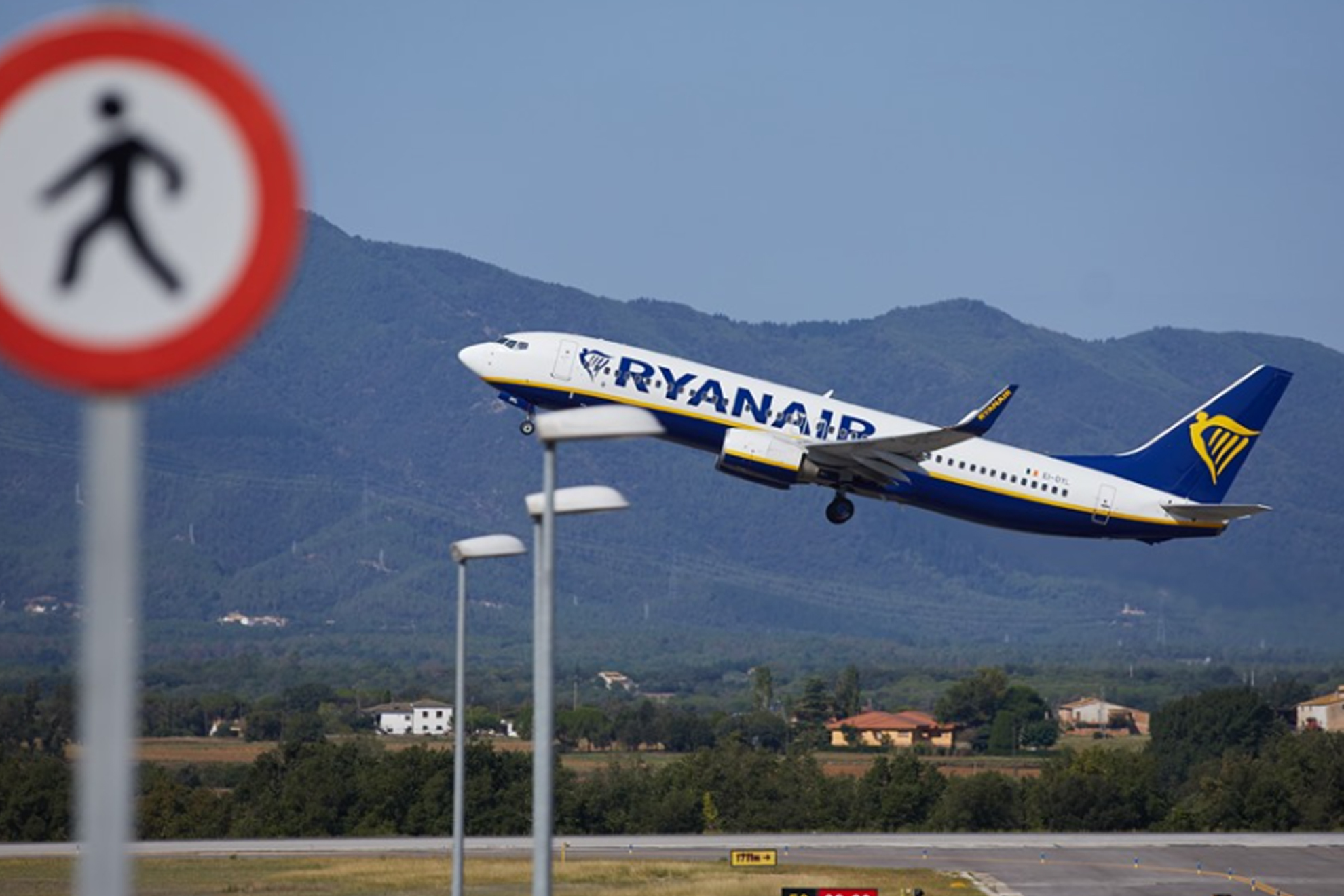 Los vuelos 'low cost' de Ryanair ya no son lo que eran y los viajeros se cambian a la alta velocidad