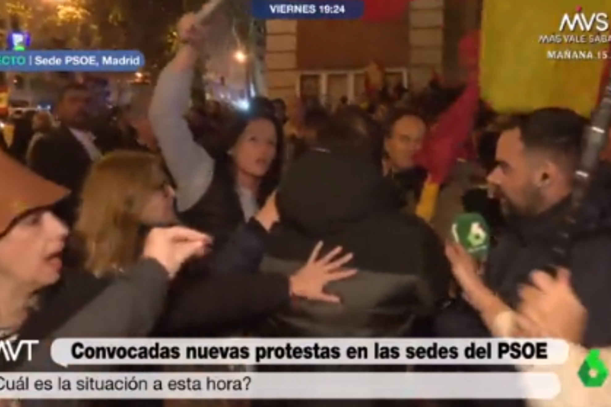 Manifestantes en Ferraz agreden a una operaria de cámara de La Sexta: Cuidado ehhh, empujones no....