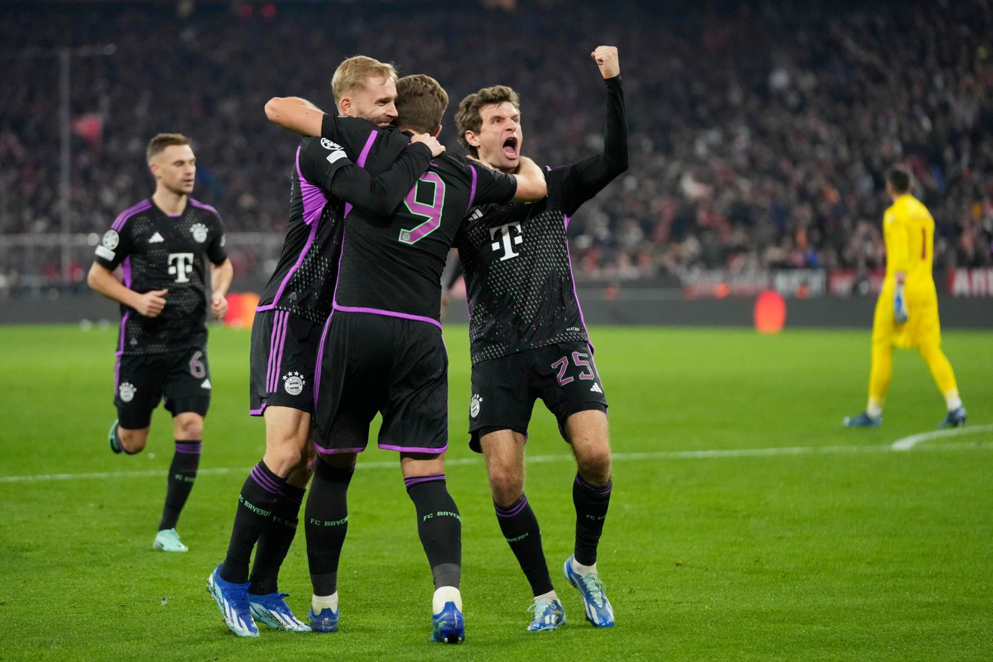 Los jugadores del Bayern de M�nich celebran un gol de Harry Kane.