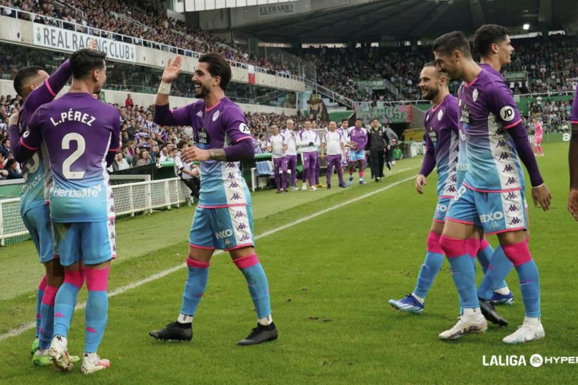 Los jugadores del Valladolid celebran uno de los goles en El Sardinero.