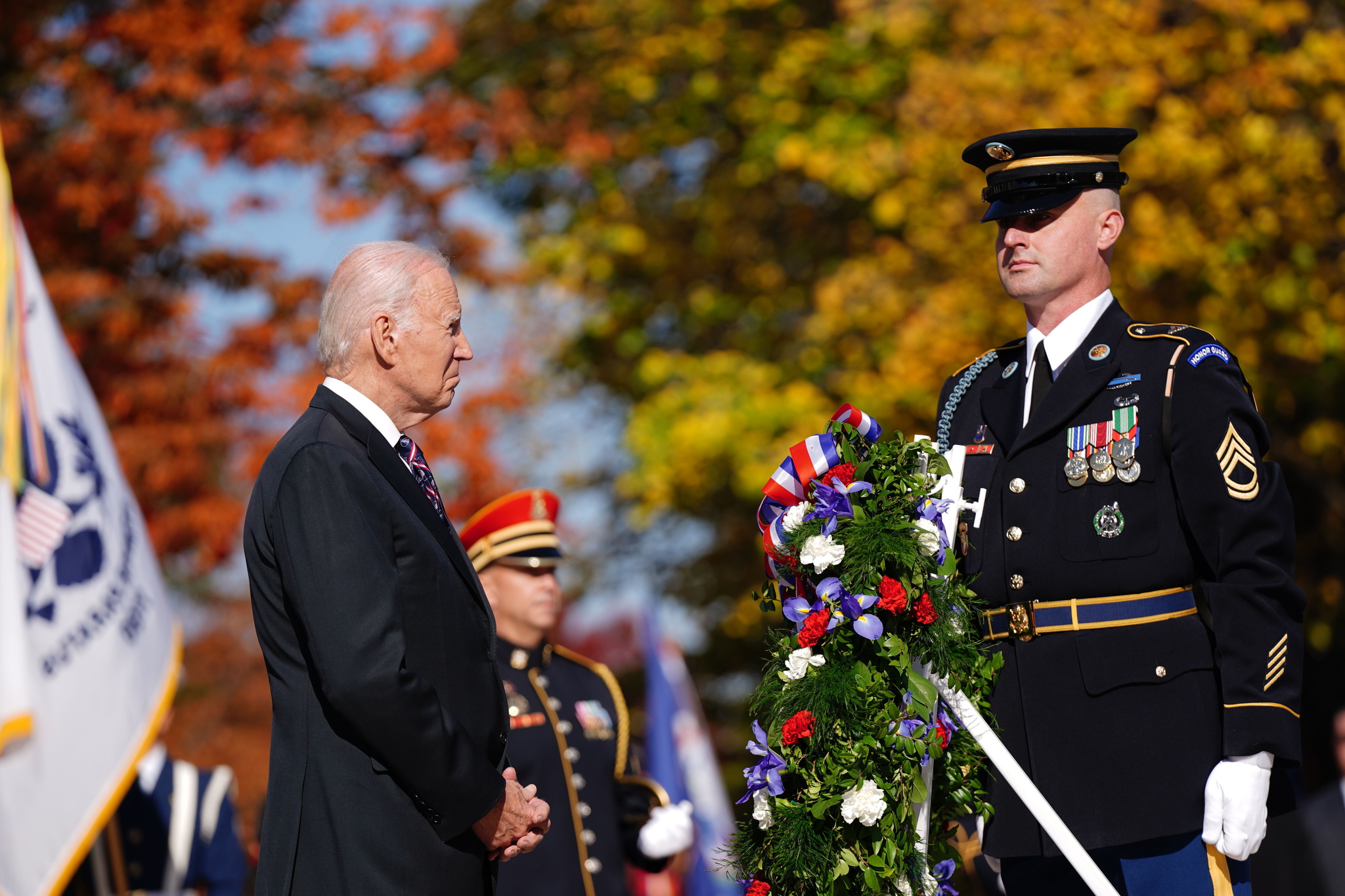 US President Joe Biden (L) lays a wreath at the Tomb of the Unknown Soldier