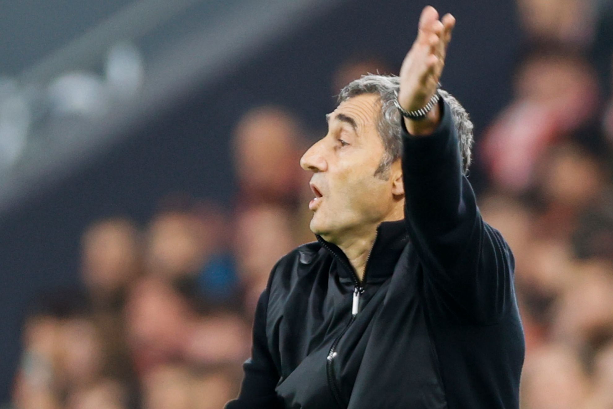 Valverde corrects his team's movements in the match against Celta.
