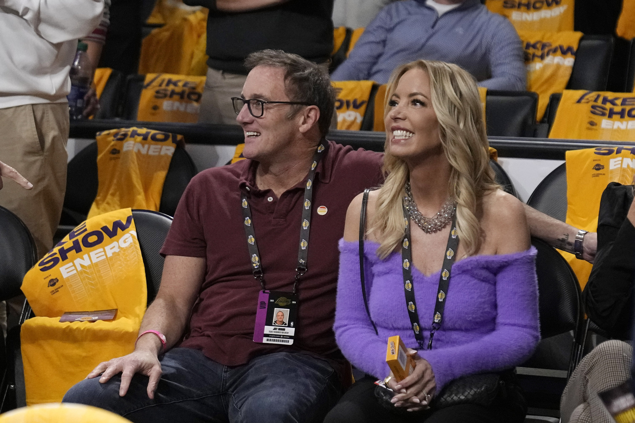 The unique sleeping arrangement between Jeanie Buss and Jay Mohr