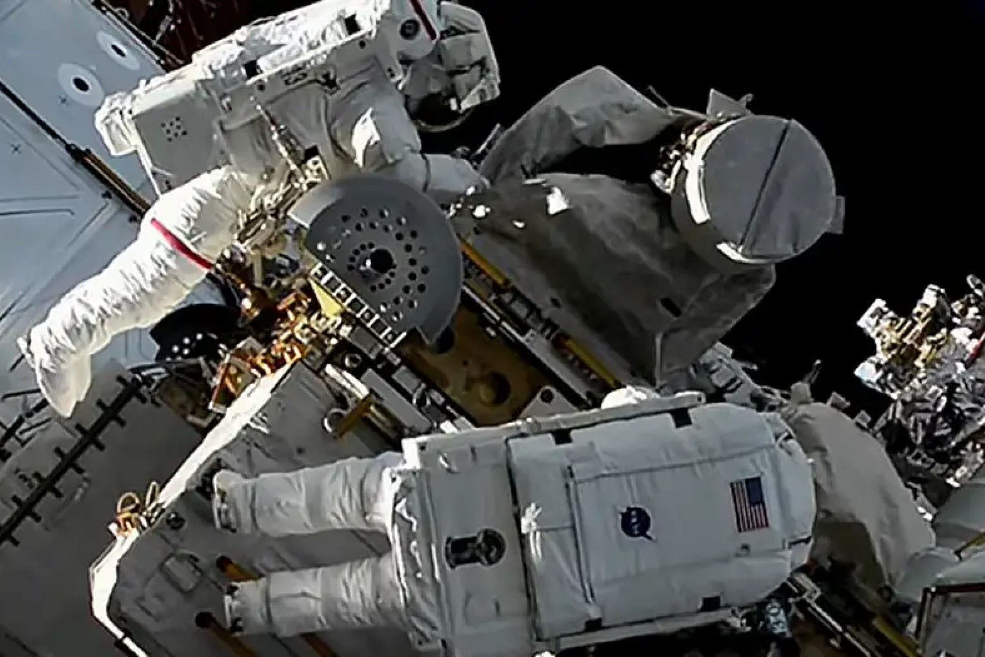 La bolsa de herramientas de un astronauta orbita la Tierra tras escaparse durante un paseo espacial