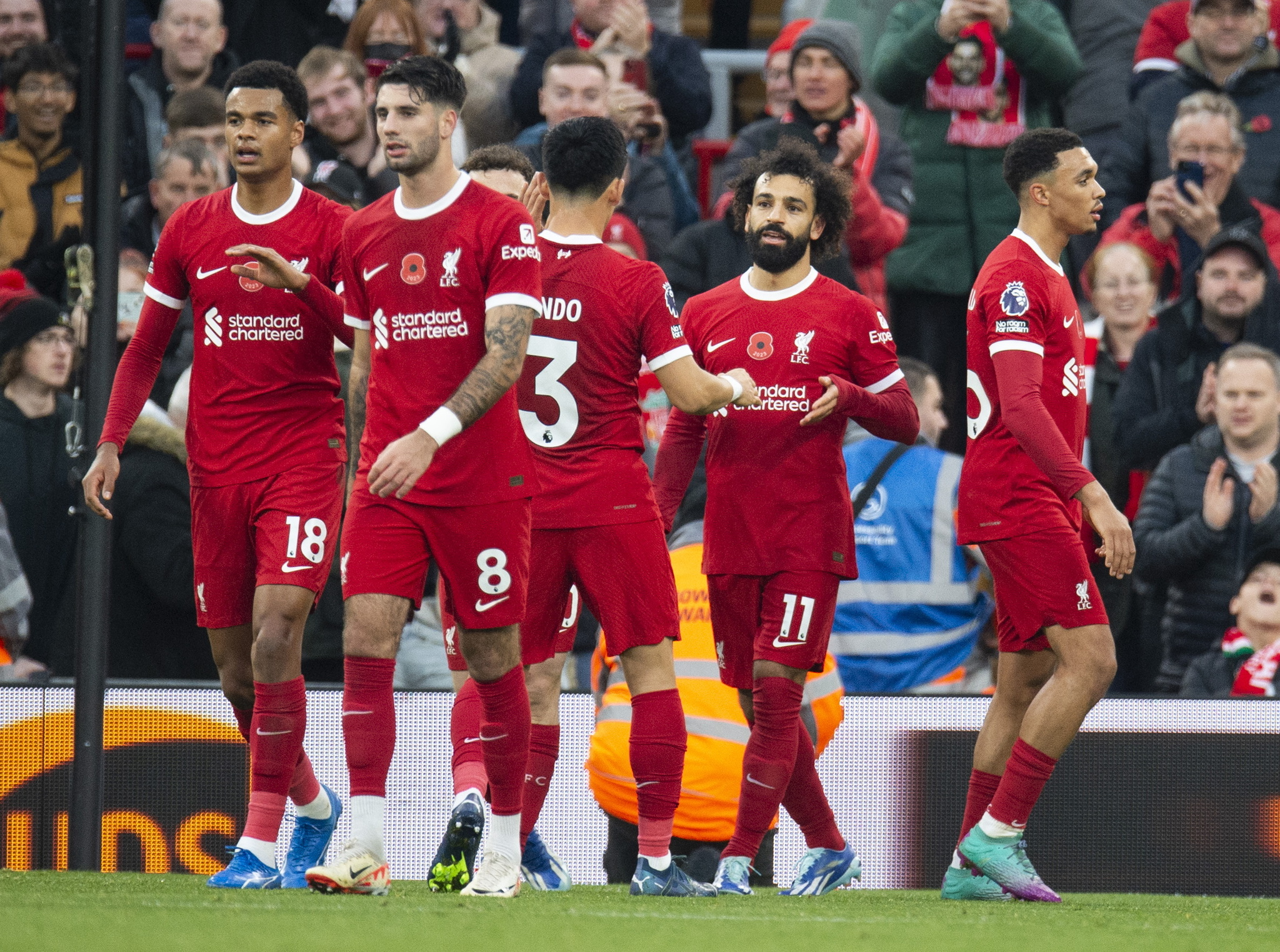 Los jugadores del Liverpool celebran el gol de Salah.