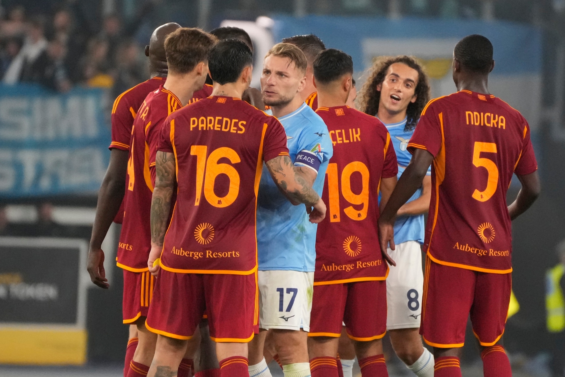 Los jugadores de Roma y Lazio, durante un lance del partido