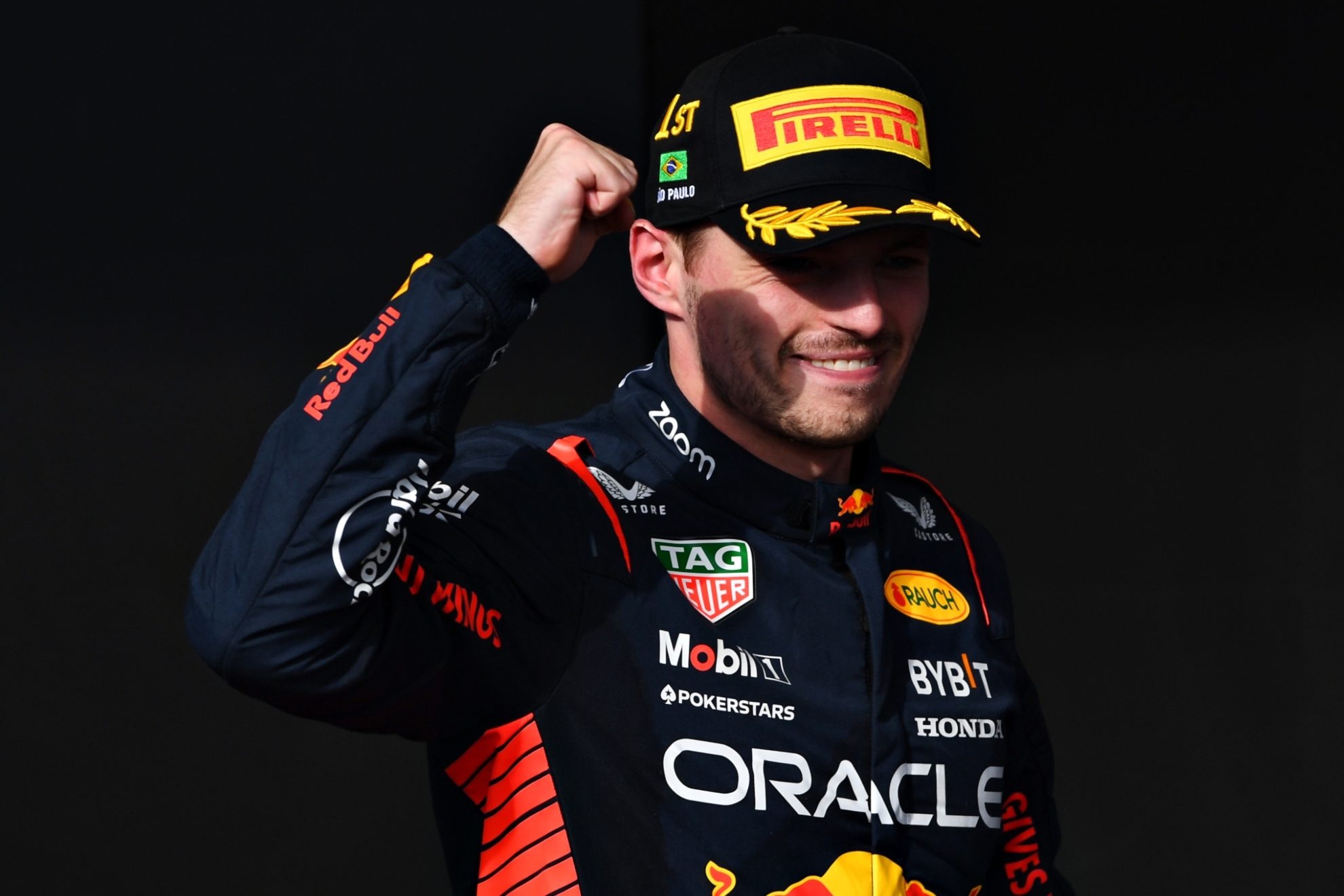 Max Verstappen celebra su victoria 52ª en la F1 lograda en Brasil.