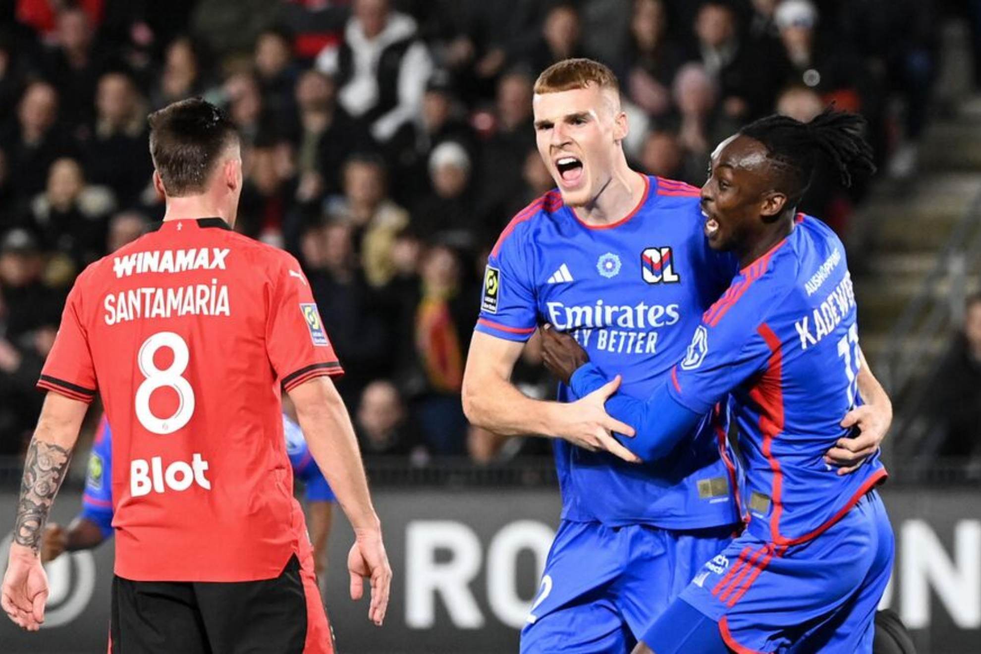 Los jugadores del Lyon celebran el gol ante el Rennes.