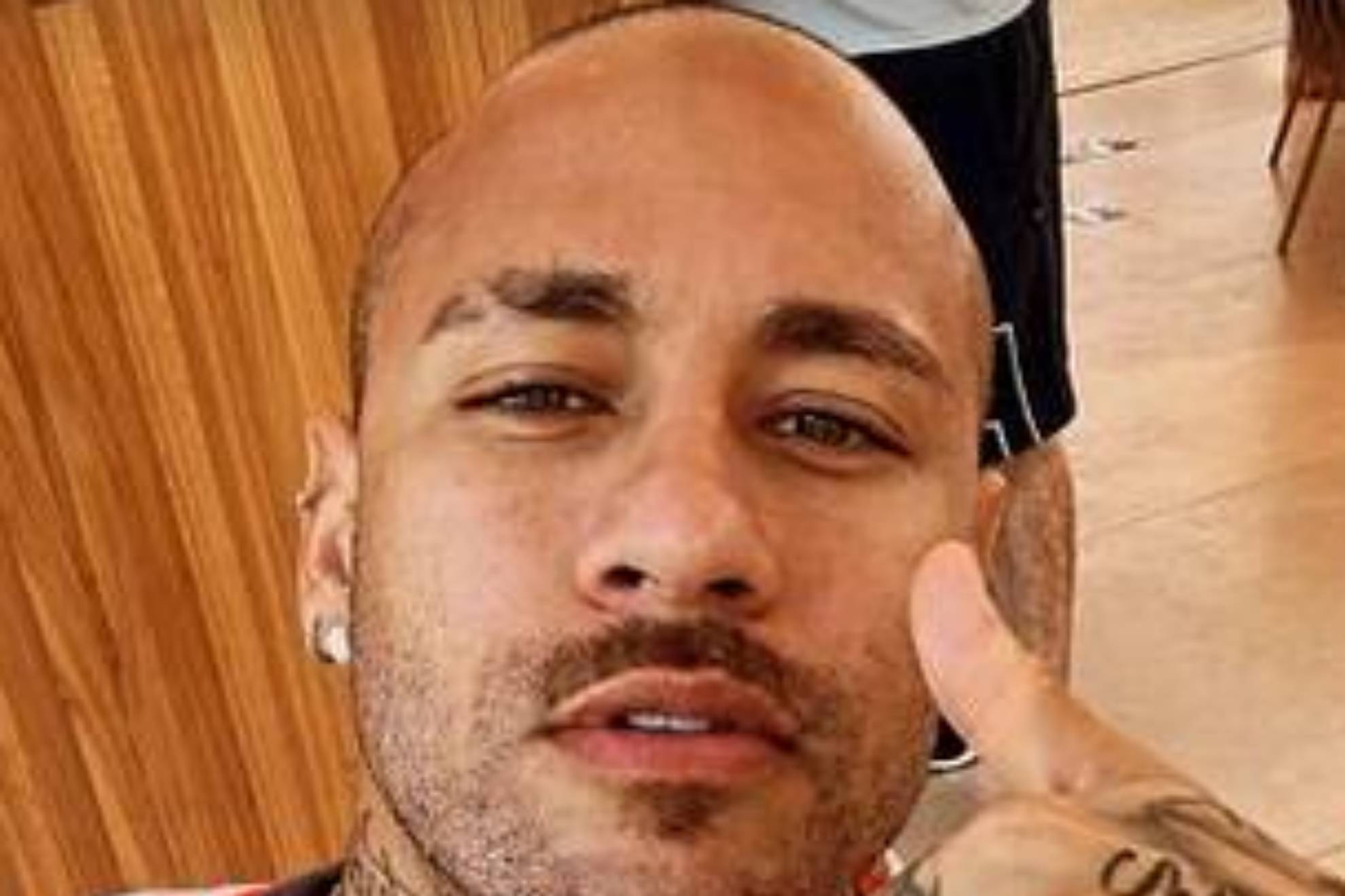 El nuevo look de Neymar con la cabeza rapada