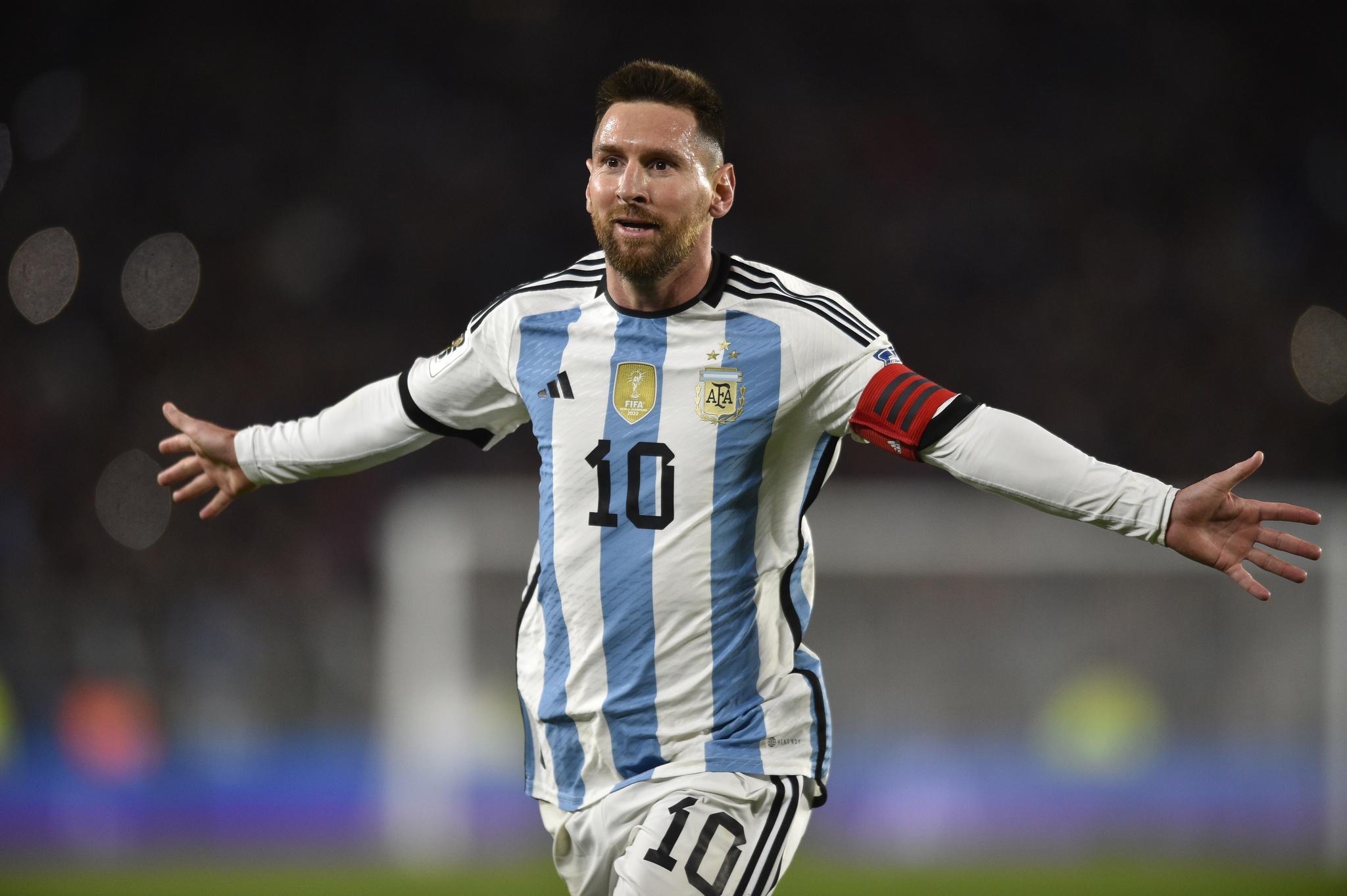 Leo Messi festeja un gol con Argentina.