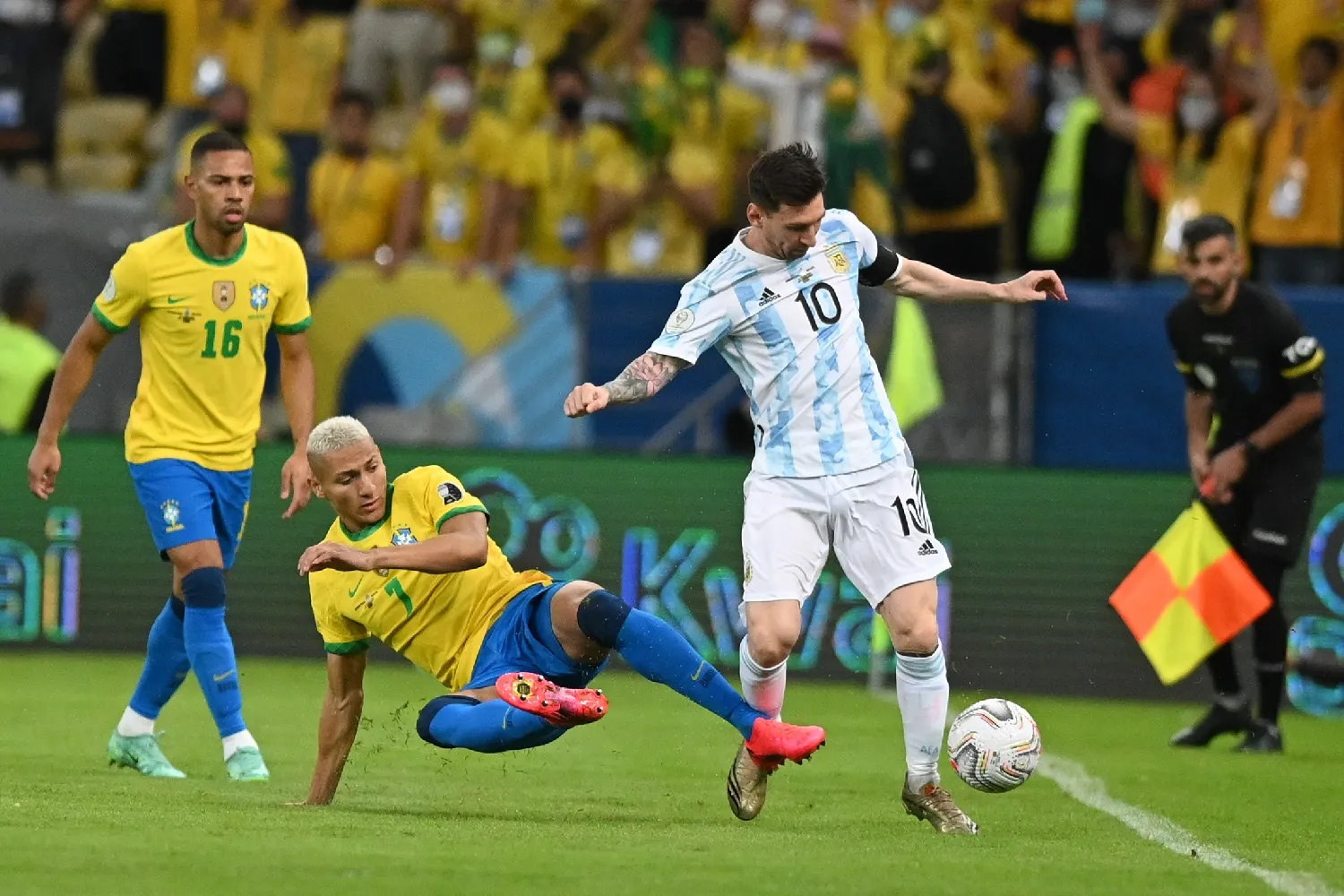 Leo Messi esquiva la entrada de Richarlison en un Brasil - Argentina.