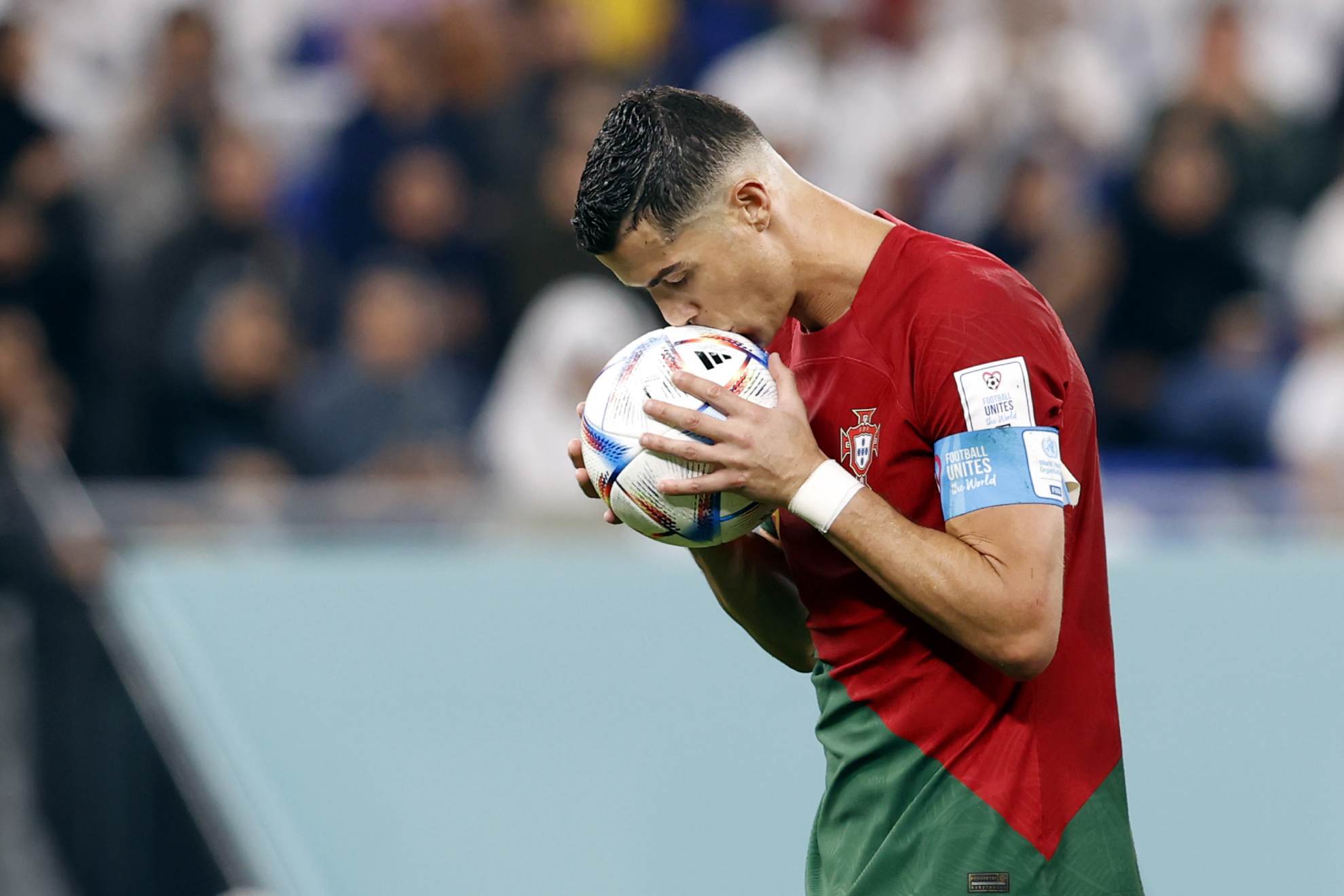 Cristiano besa el balón con Portugal.