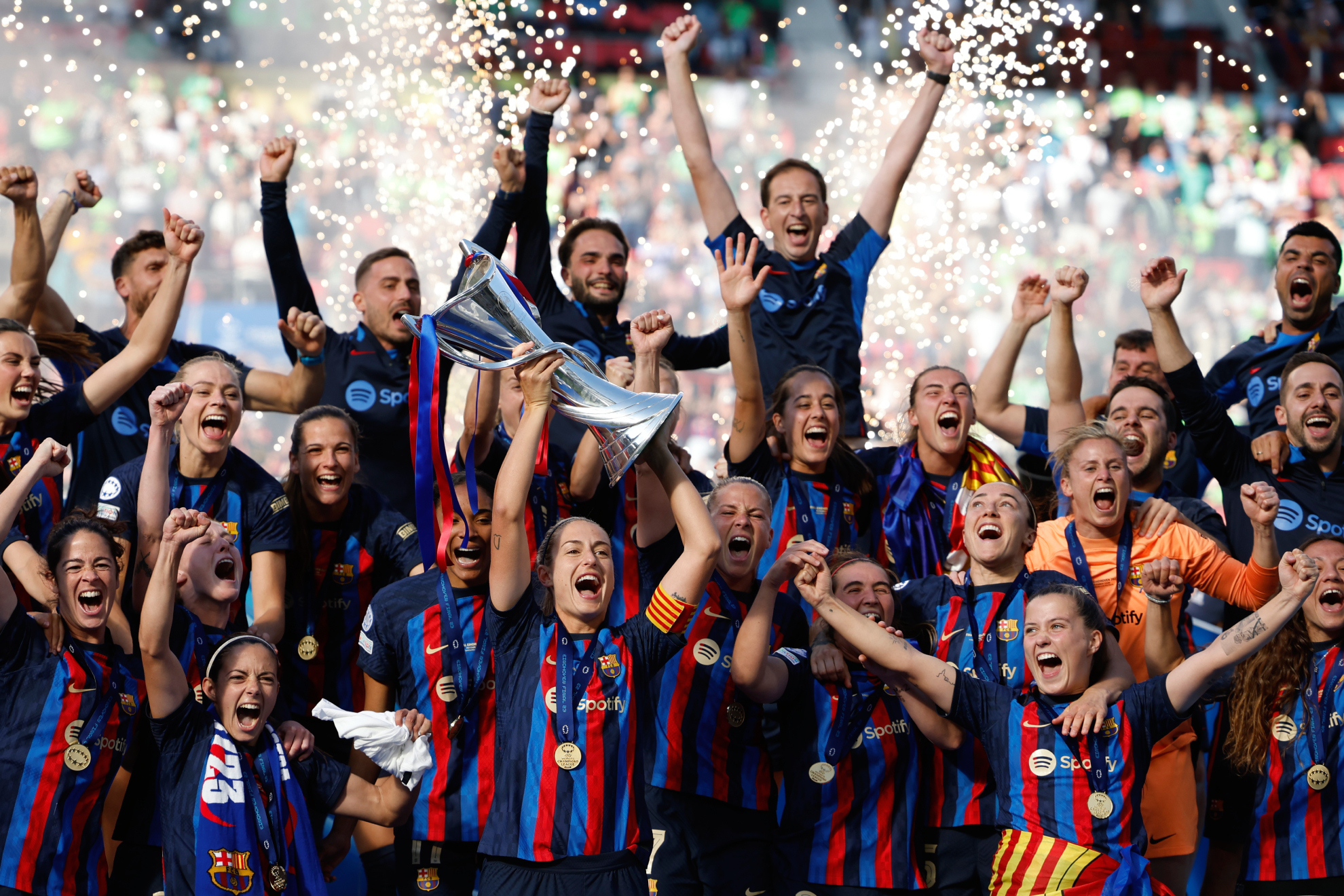 Las jugadoras del Barcelona levantan la copa de campeonas en Eindhoven / EFE