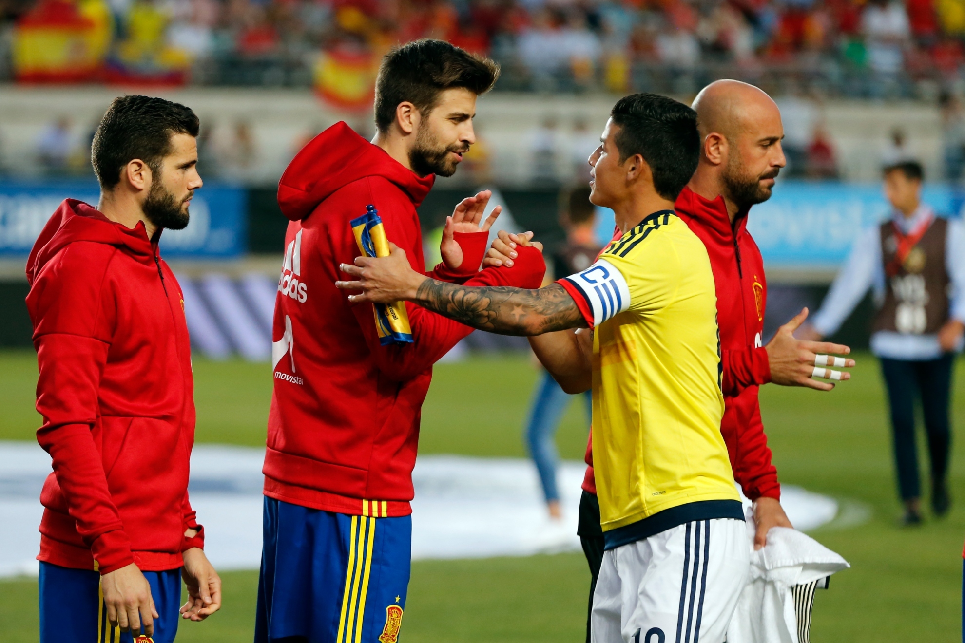 Piqu y James se saludan antes del Espaa-Colombia de junio de 2017, jugado en Murcia/PABLO GARCA