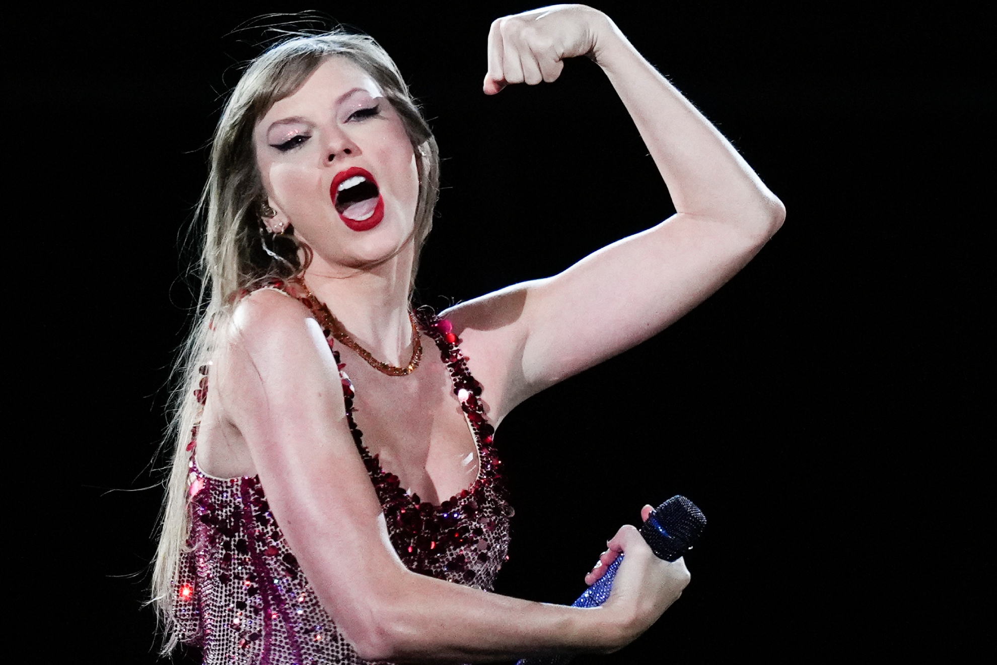 "Taylor Swift is the real Barbie":  Singer continues show despite breaking her heel during concert