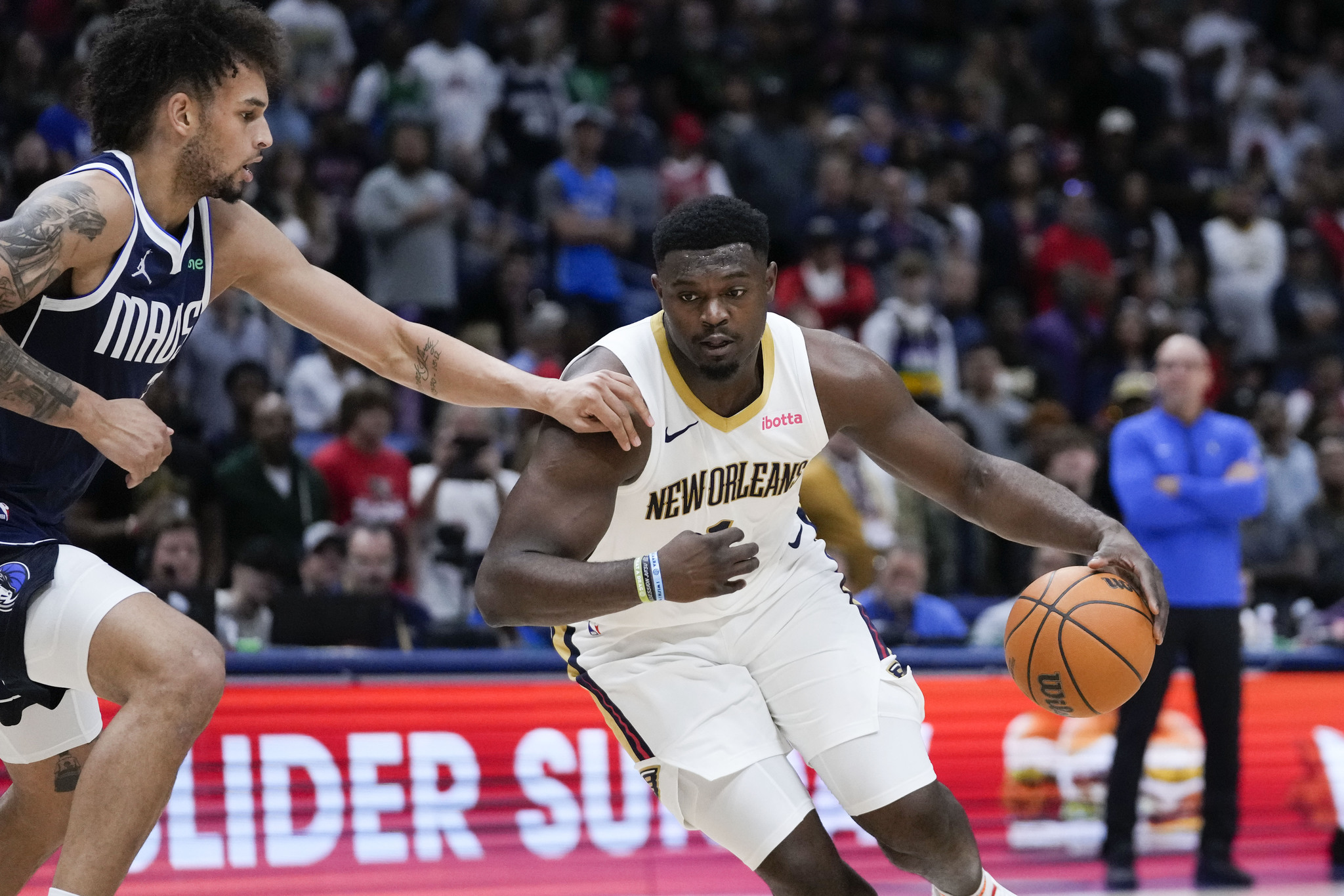New Orleans Pelicans forward Zion Williamson drives to the basket against the Dallas Mavericks