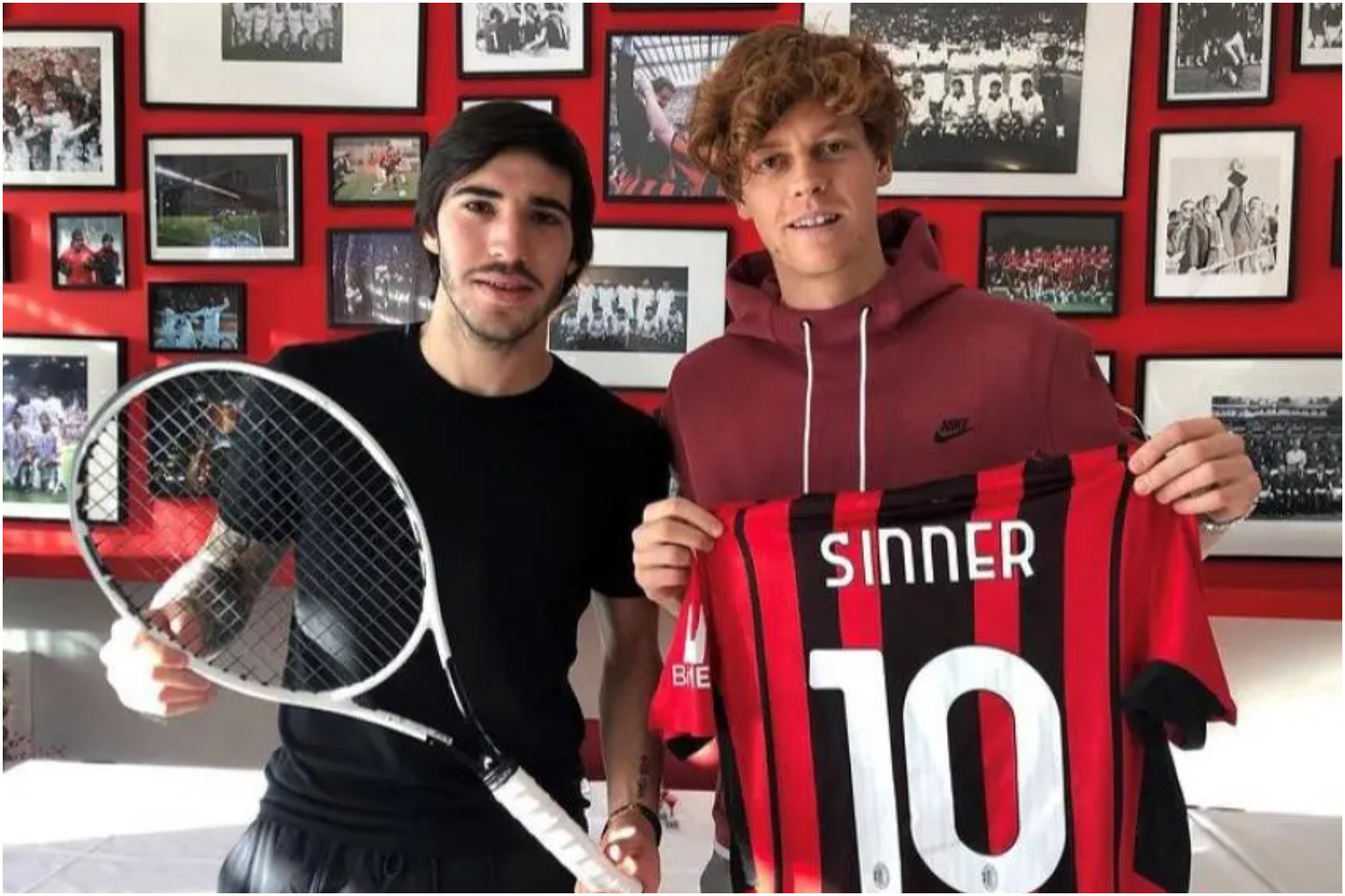 Sinner posa junto a Tonali, ex futbolista del Milan.