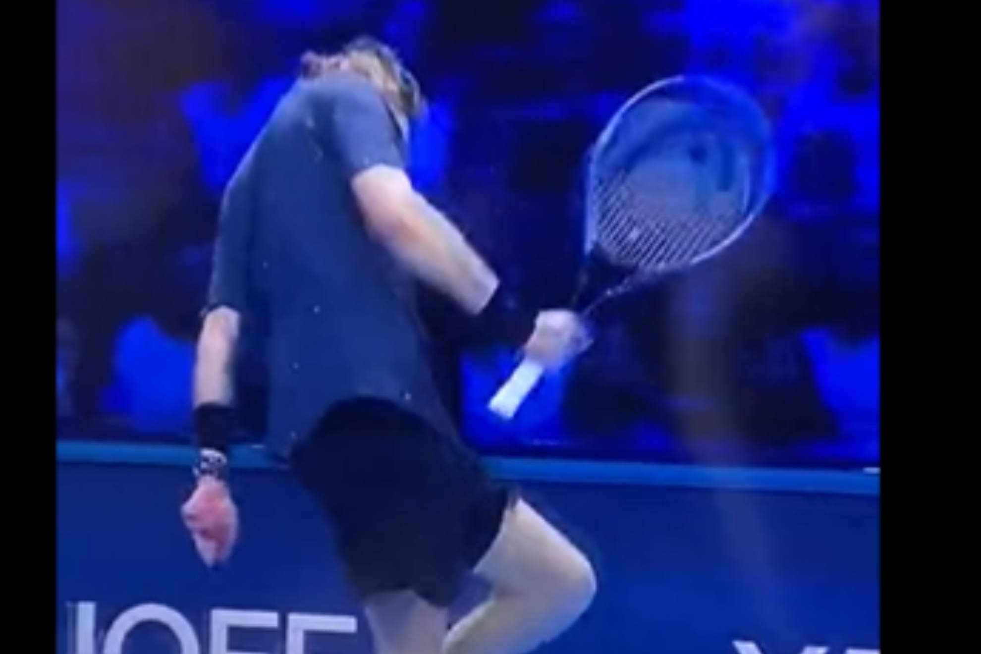 Rublev se golpea su pierna izquierda con la raqueta