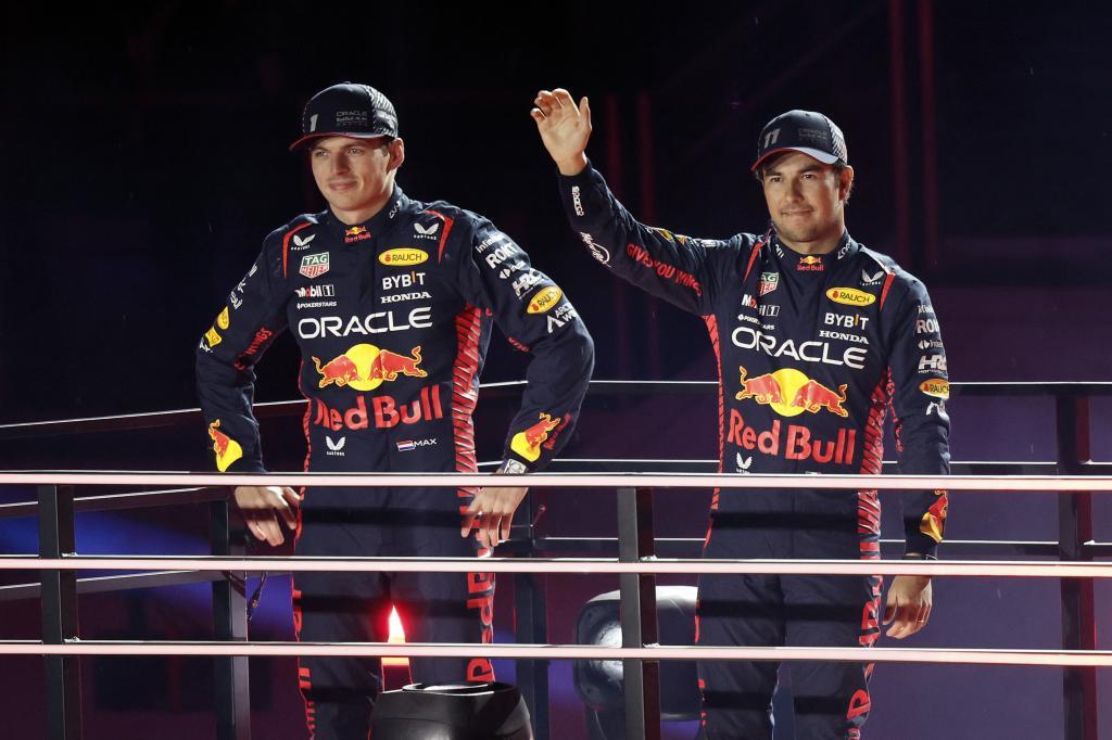 Verstappen, ajeno a la celebración, junto a Checo, en la presentación de Las Vegas