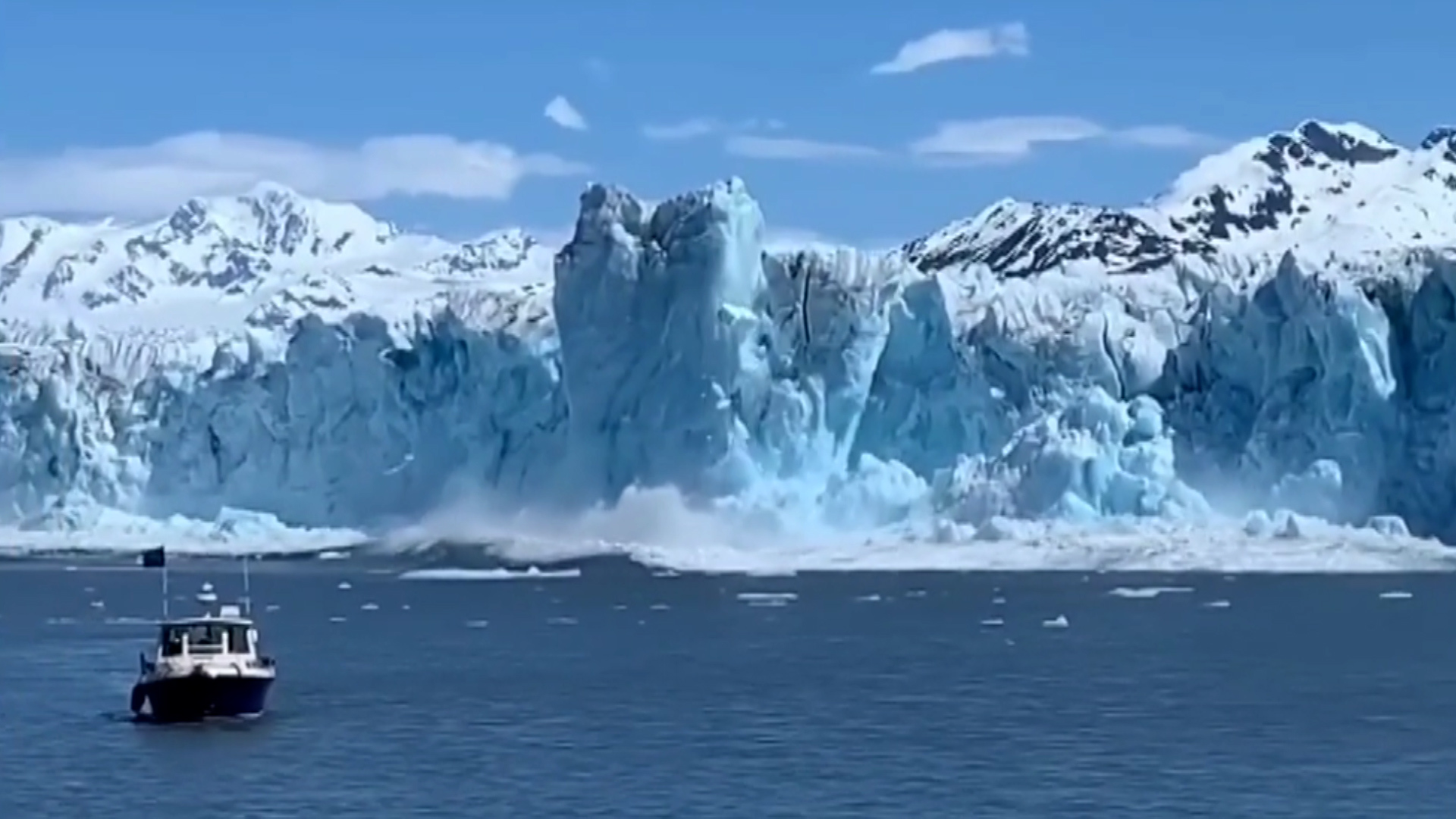 Epic footage: Huge splinter breaks off Alaskan Glacier and shoots 200 meters into the air