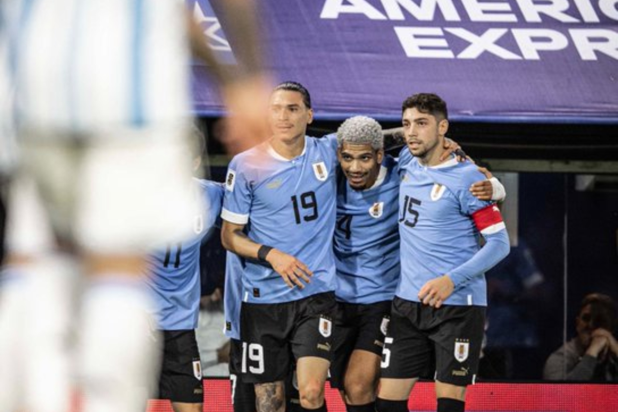 Uruguay asalta La Bombonera y baja del cielo a la campeona del mundo